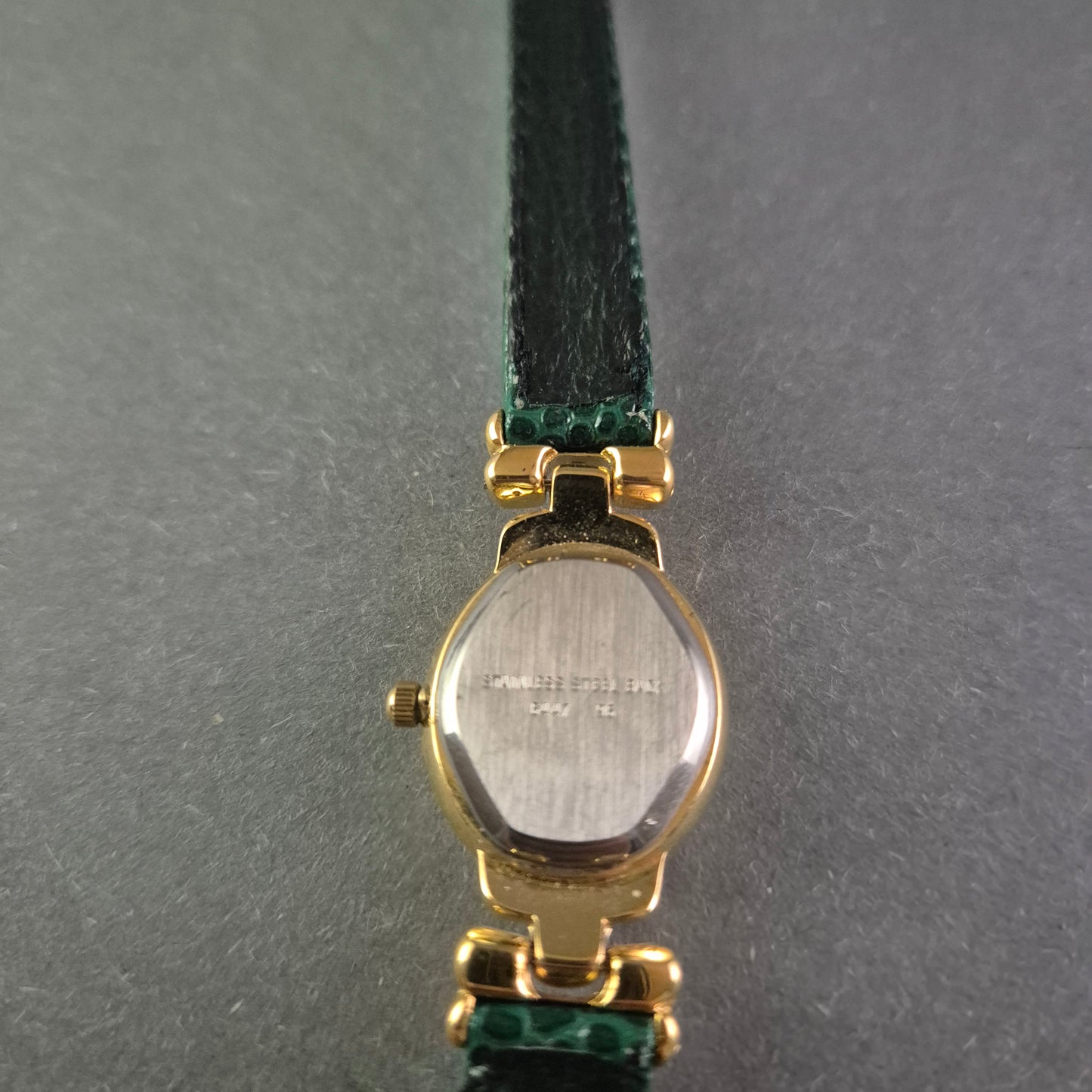 Elegante Adora Damenarmbanduhr – Goldenes Design mit grünen Akzenten