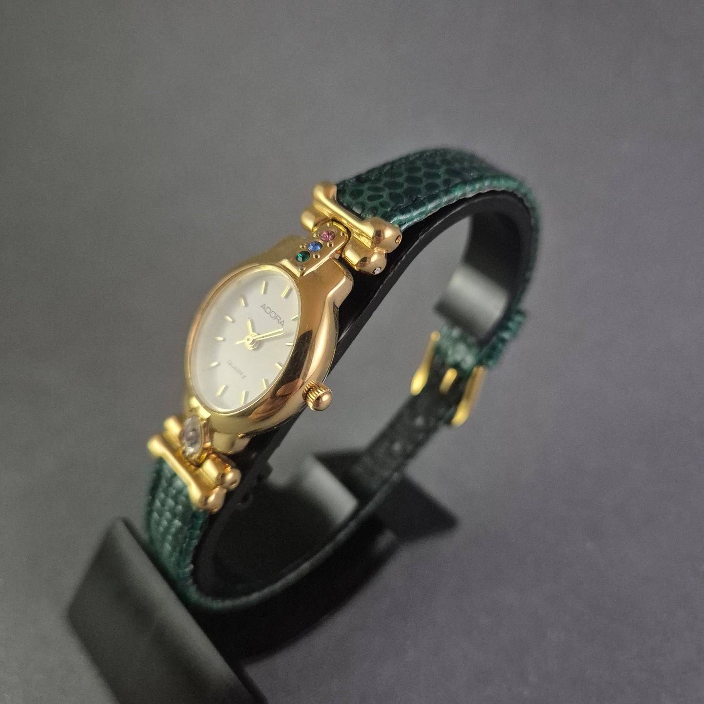 Elegante Adora Damenarmbanduhr – Goldenes Design mit grünen Akzenten