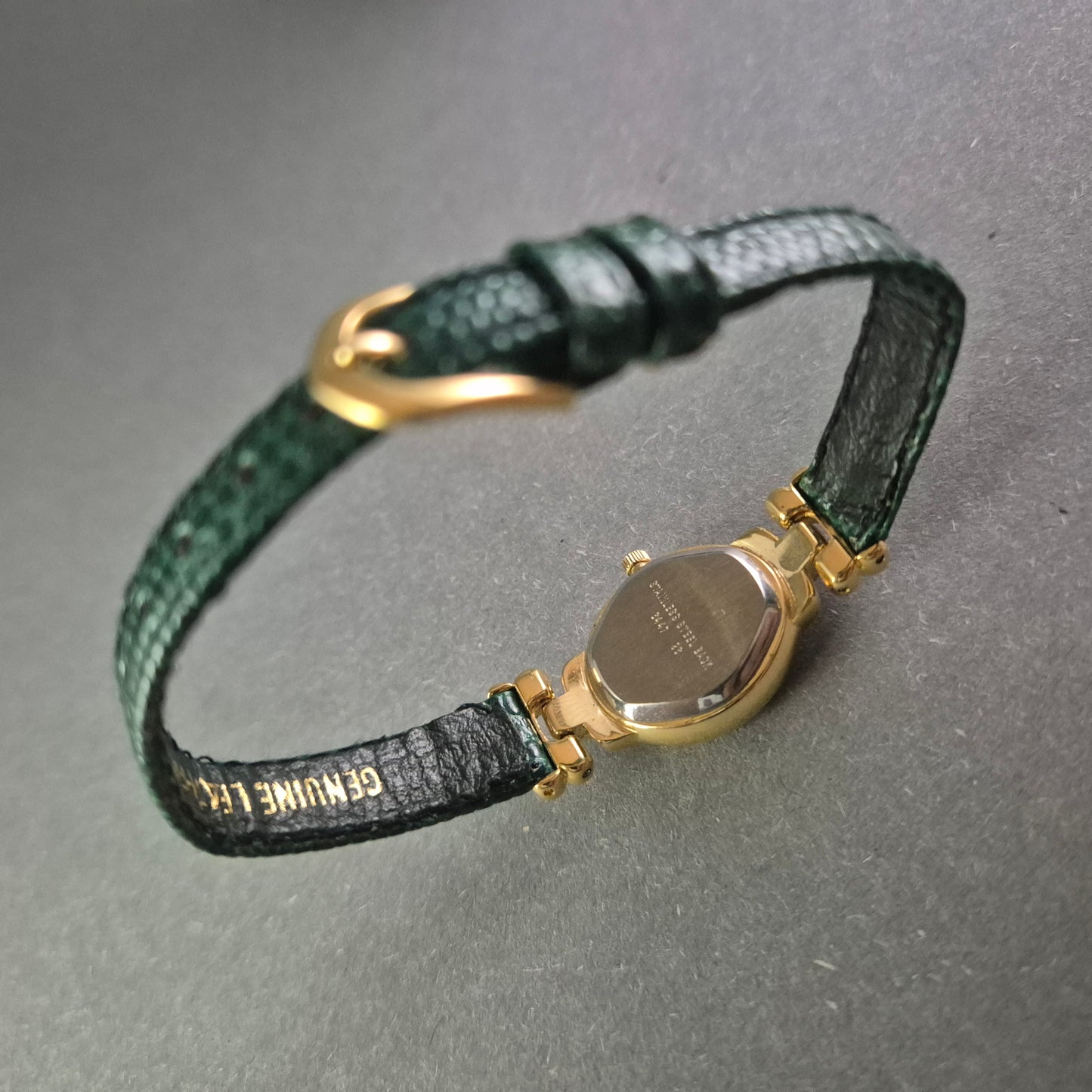 Elegante Adora Damenarmbanduhr – Goldenes Design mit grünen Akzenten