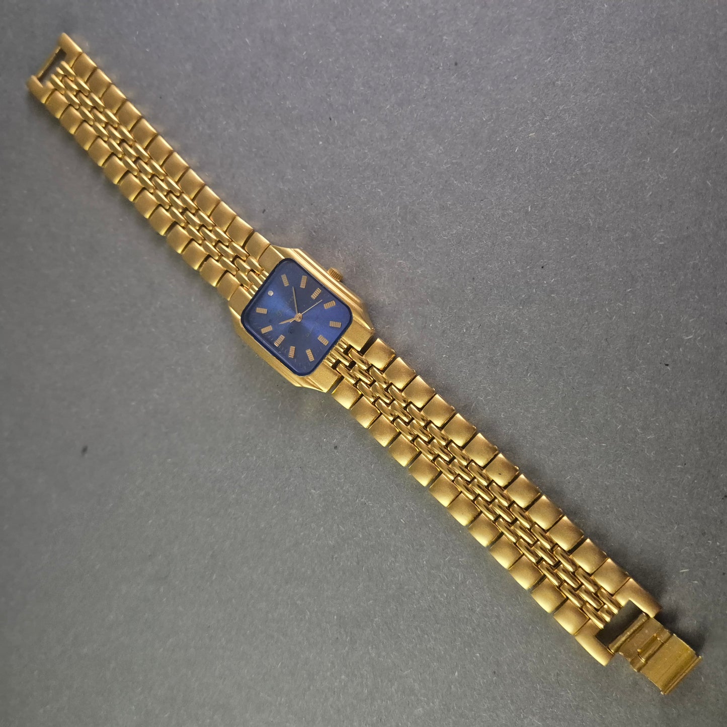 Elegante Pavillion Herrenarmbanduhr – Vergoldetes Gehäuse mit tiefblauem Zifferblatt