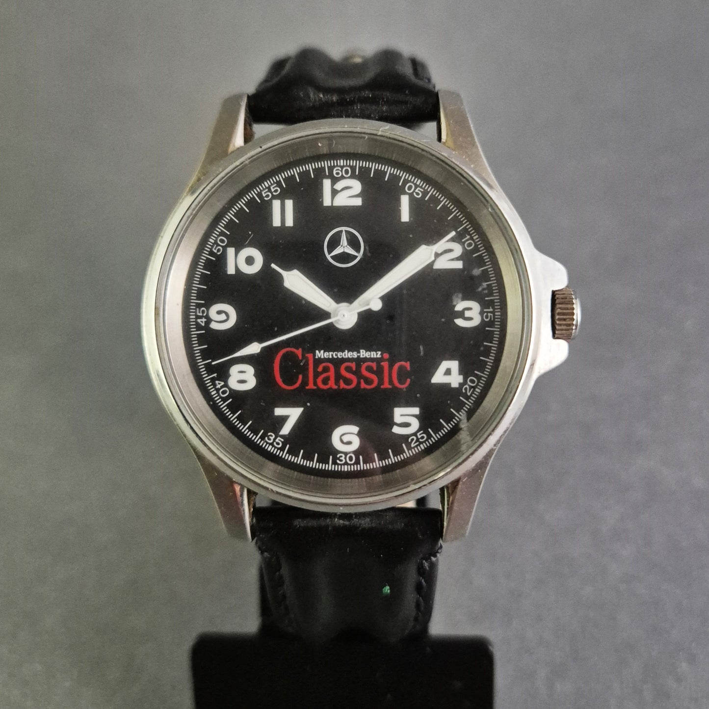 Exklusive Mercedes-Benz Classic Herrenarmbanduhr – Stilvolle Hommage an Automobilkunst