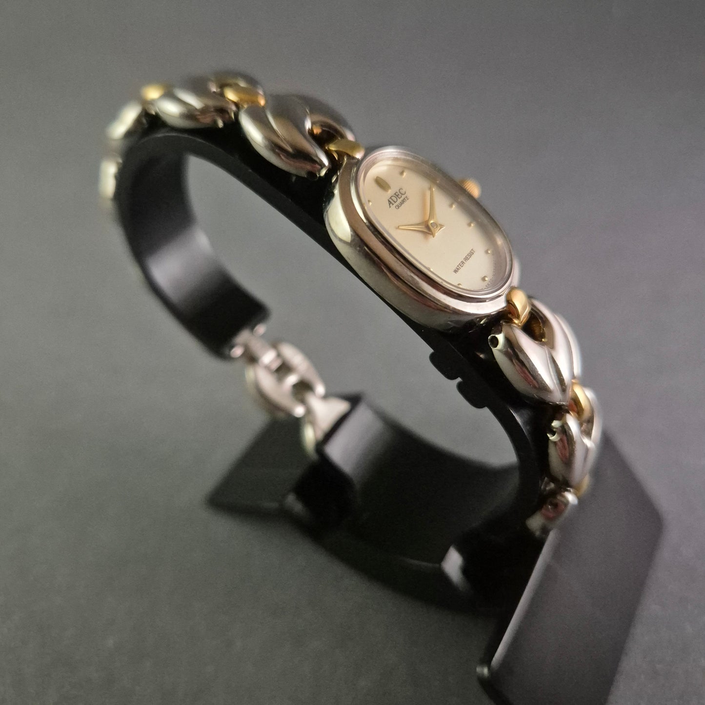 Edle Adec Damenarmbanduhr – Eleganz und Schlichtheit vereint