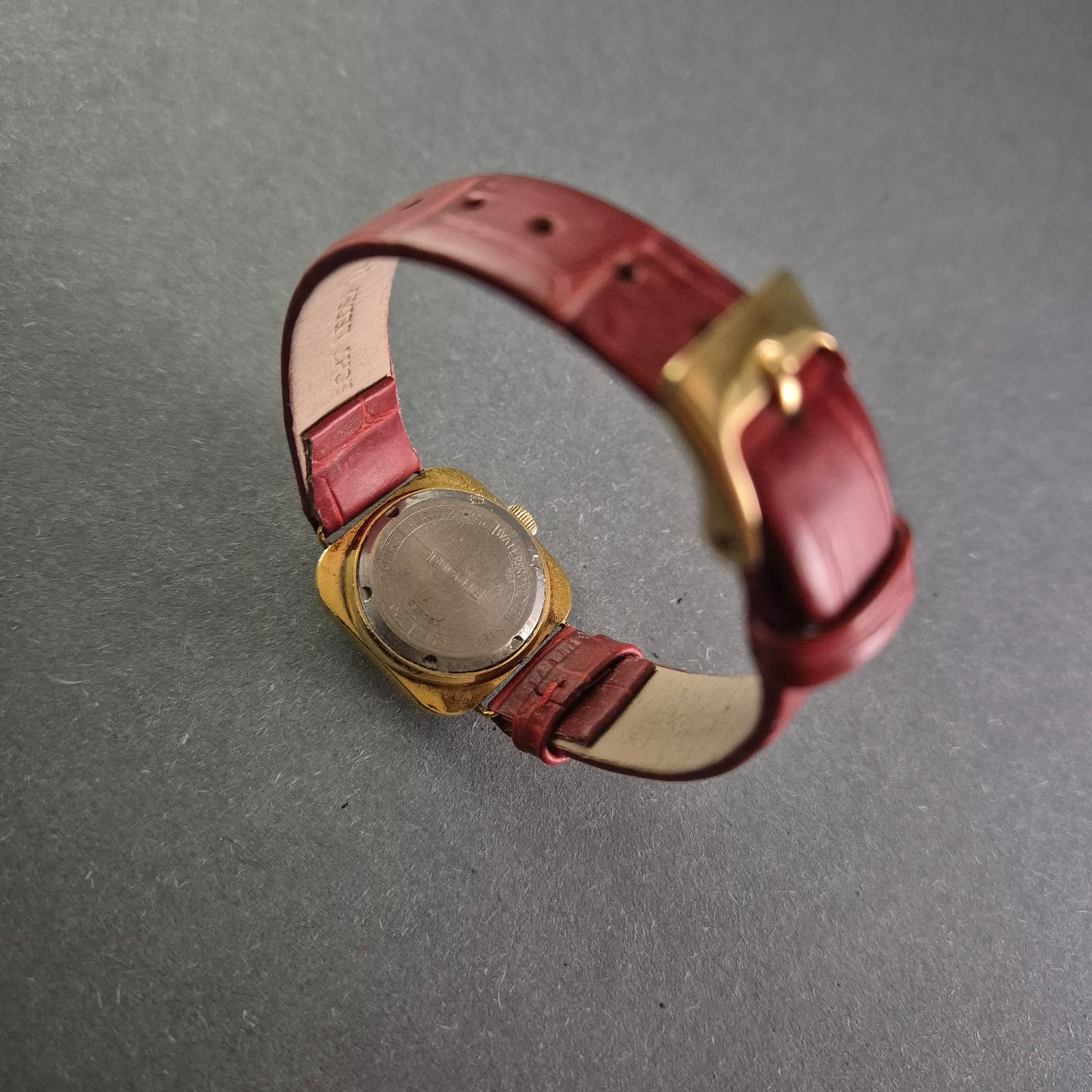 Titel Klassische Dugena Damenarmbanduhr – Stilvolle Eleganz mit rotem Lederarmband