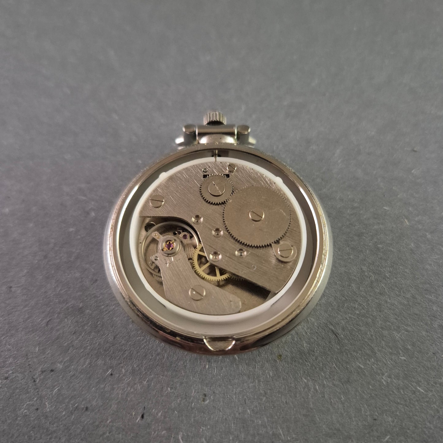 Antimagnetische Taschenuhr – Klassische Eleganz in Silber