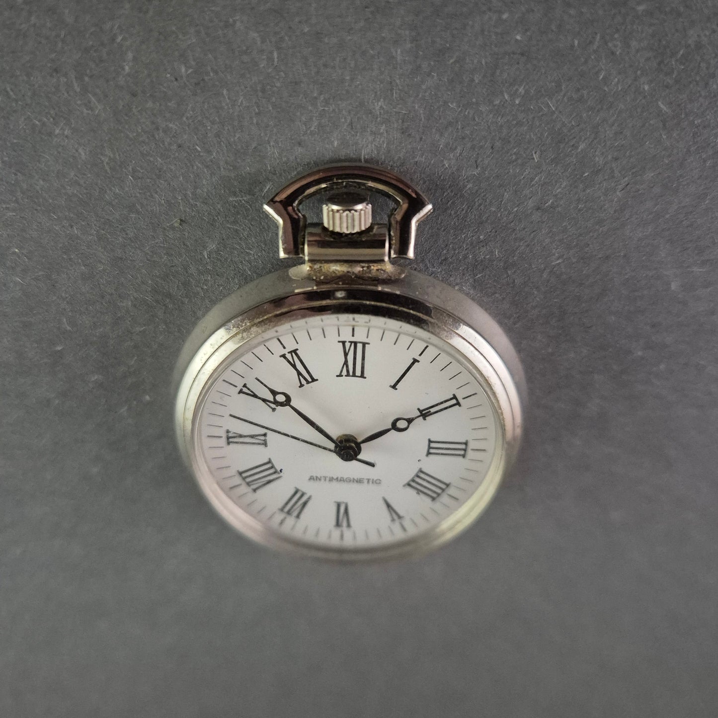 Antimagnetische Taschenuhr – Klassische Eleganz in Silber