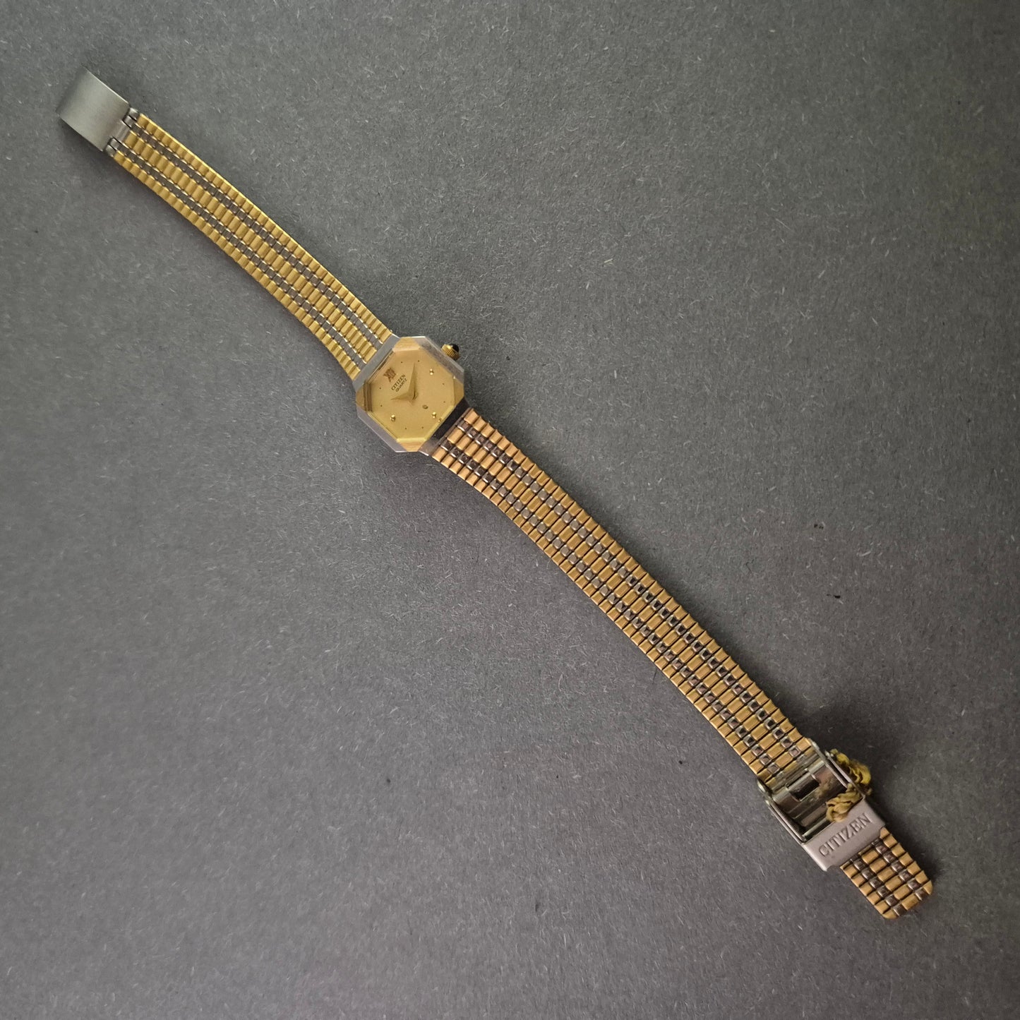 Citizen Damenarmbanduhr – Zeitlose Eleganz im goldfarbenen Design