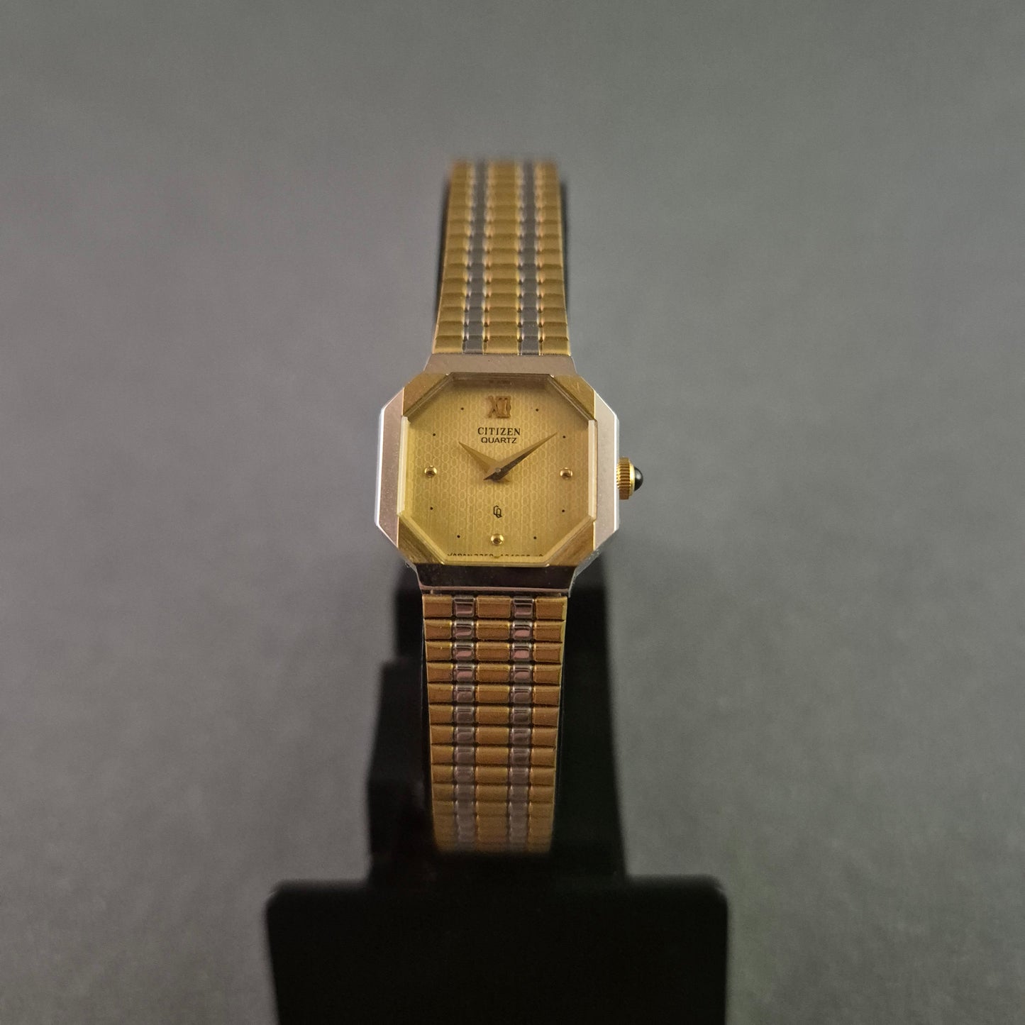 Citizen Damenarmbanduhr – Zeitlose Eleganz im goldfarbenen Design