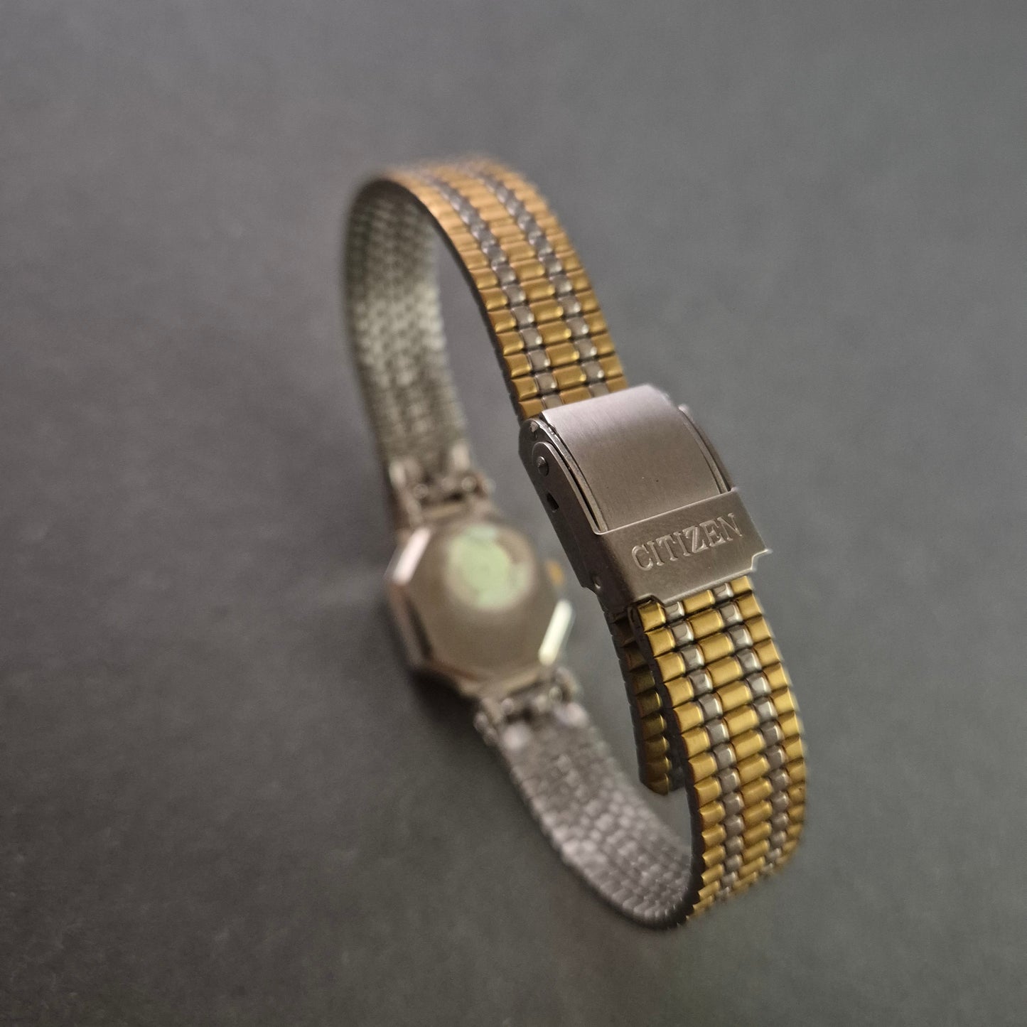 Citizen Damenarmbanduhr – Zeitlose Eleganz im goldfarbenen Design