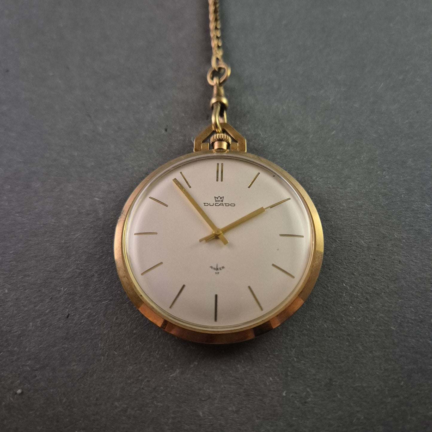 Stilvolle Ducado Taschenuhr – Klassisches Design für elegante Momente