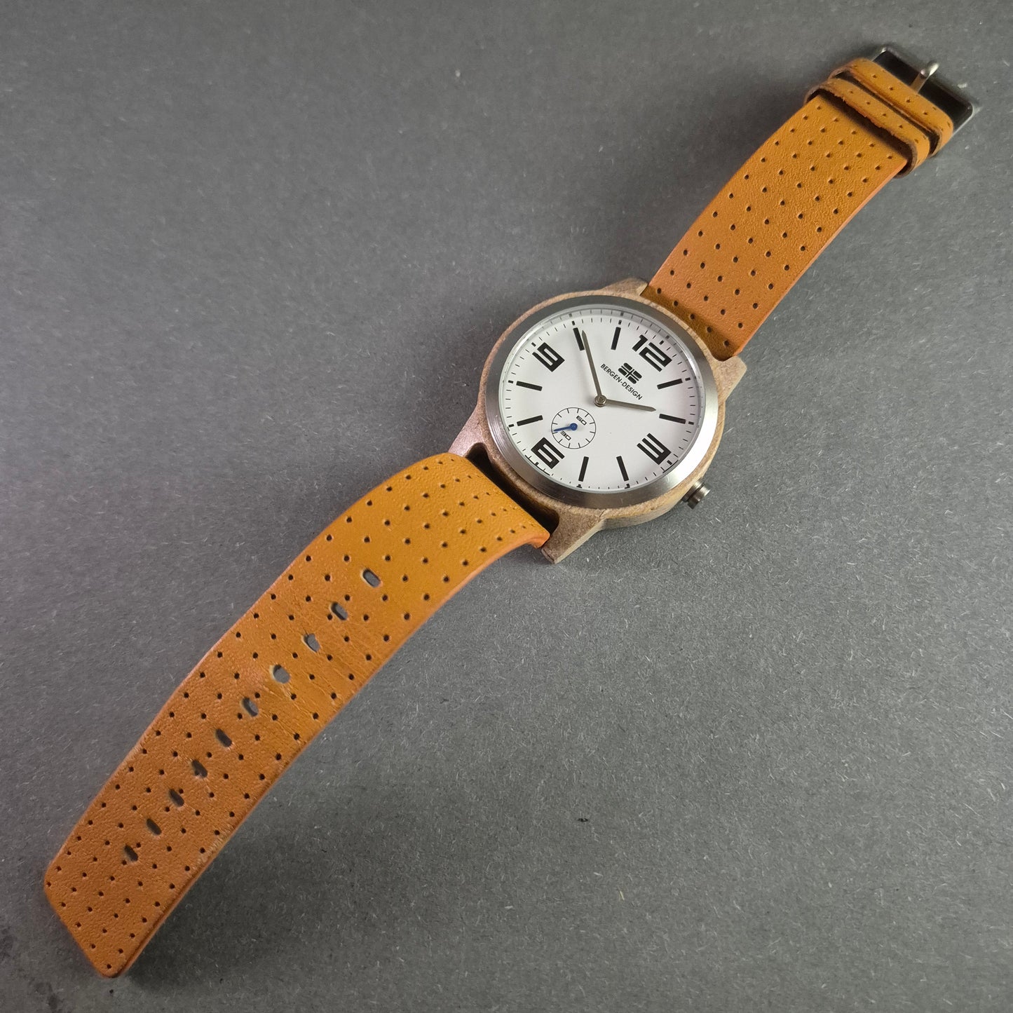 Moderne Bergen-Design Herrenuhr – Natürlicher Look mit Lederarmband