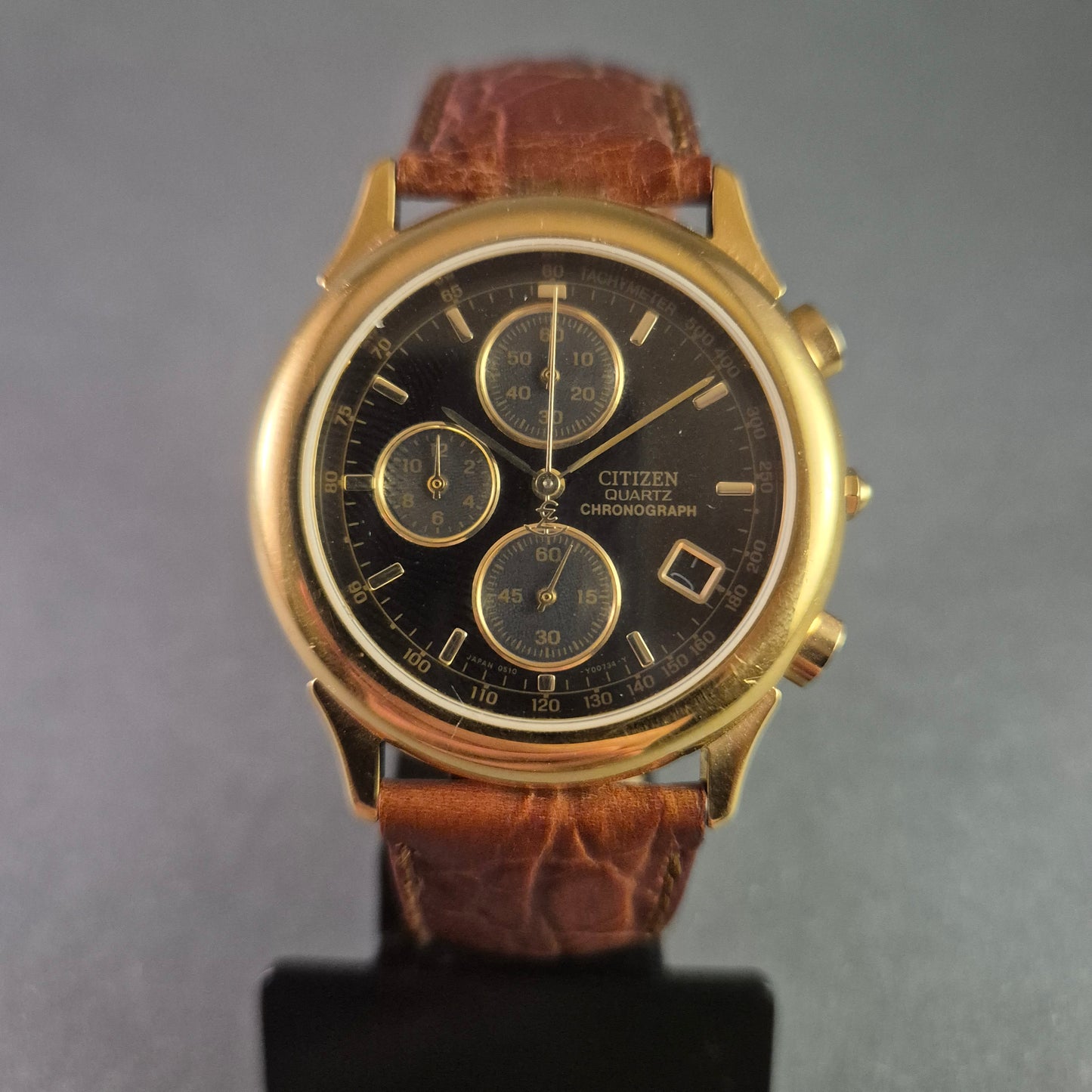 Eleganter Citizen Chronograph – Goldenes Gehäuse mit braunem Lederarmband