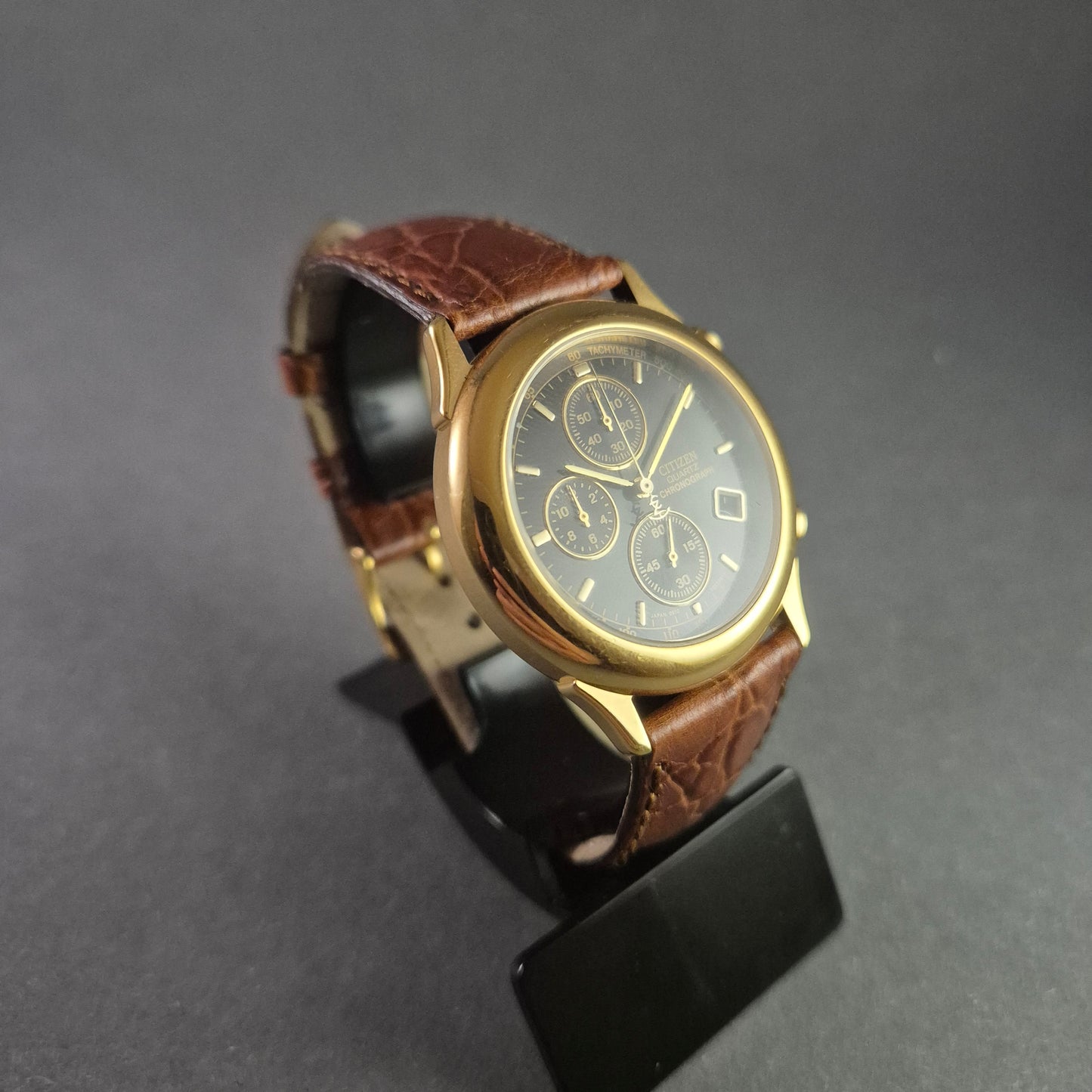 Eleganter Citizen Chronograph – Goldenes Gehäuse mit braunem Lederarmband