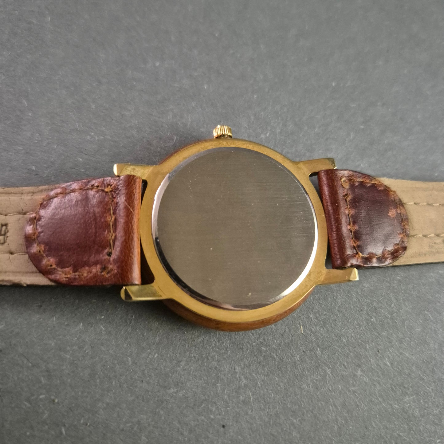 Adora Tradition Damenarmbanduhr – Stilvolle Eleganz in Holz-Optik