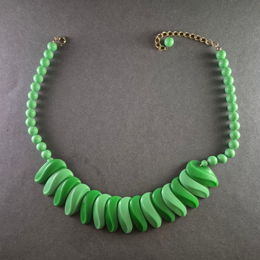 Grüne Statement-Kette mit einzigartigem Design – Auffälliger Chic