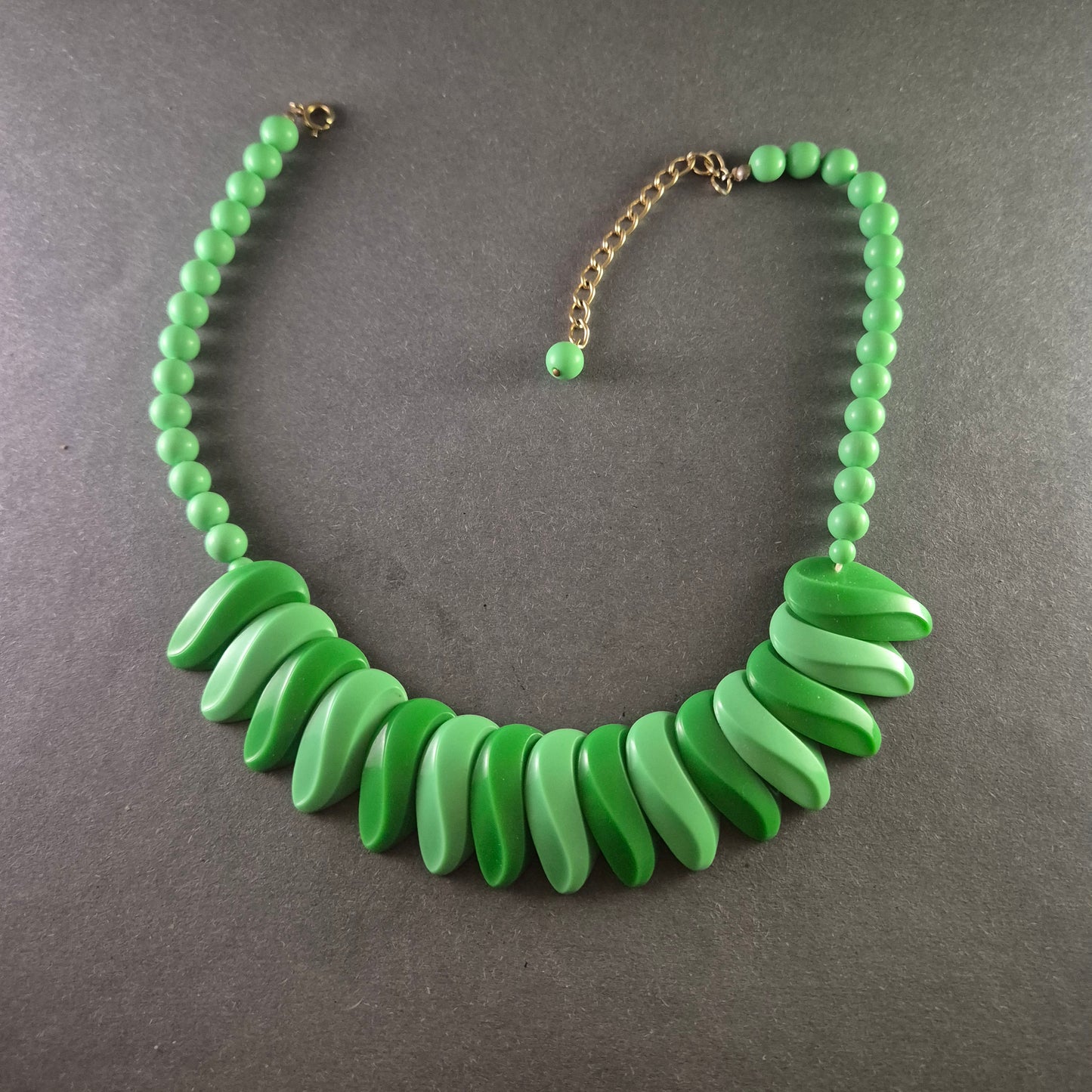 Grüne Statement-Kette mit einzigartigem Design – Auffälliger Chic