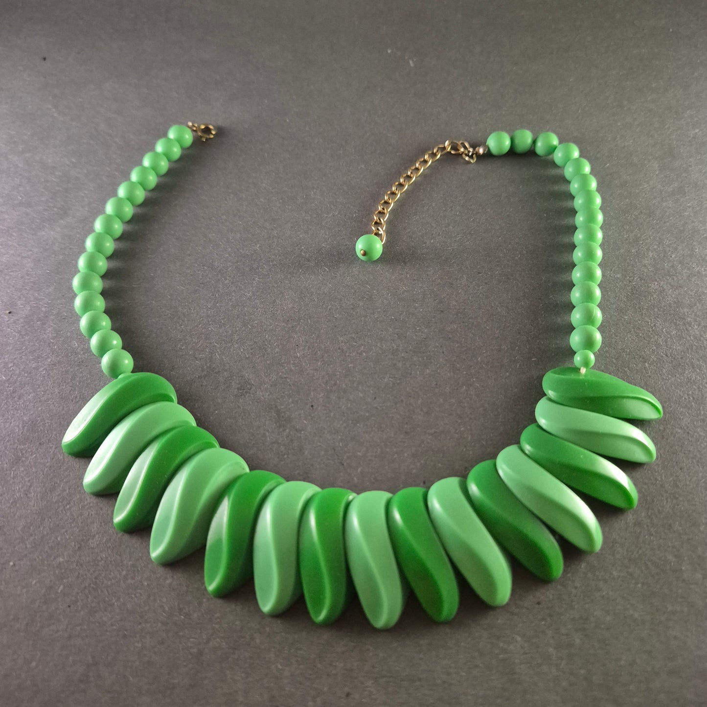 Grüne Statement-Kette mit einzigartigem Design – Auffälliger Chic