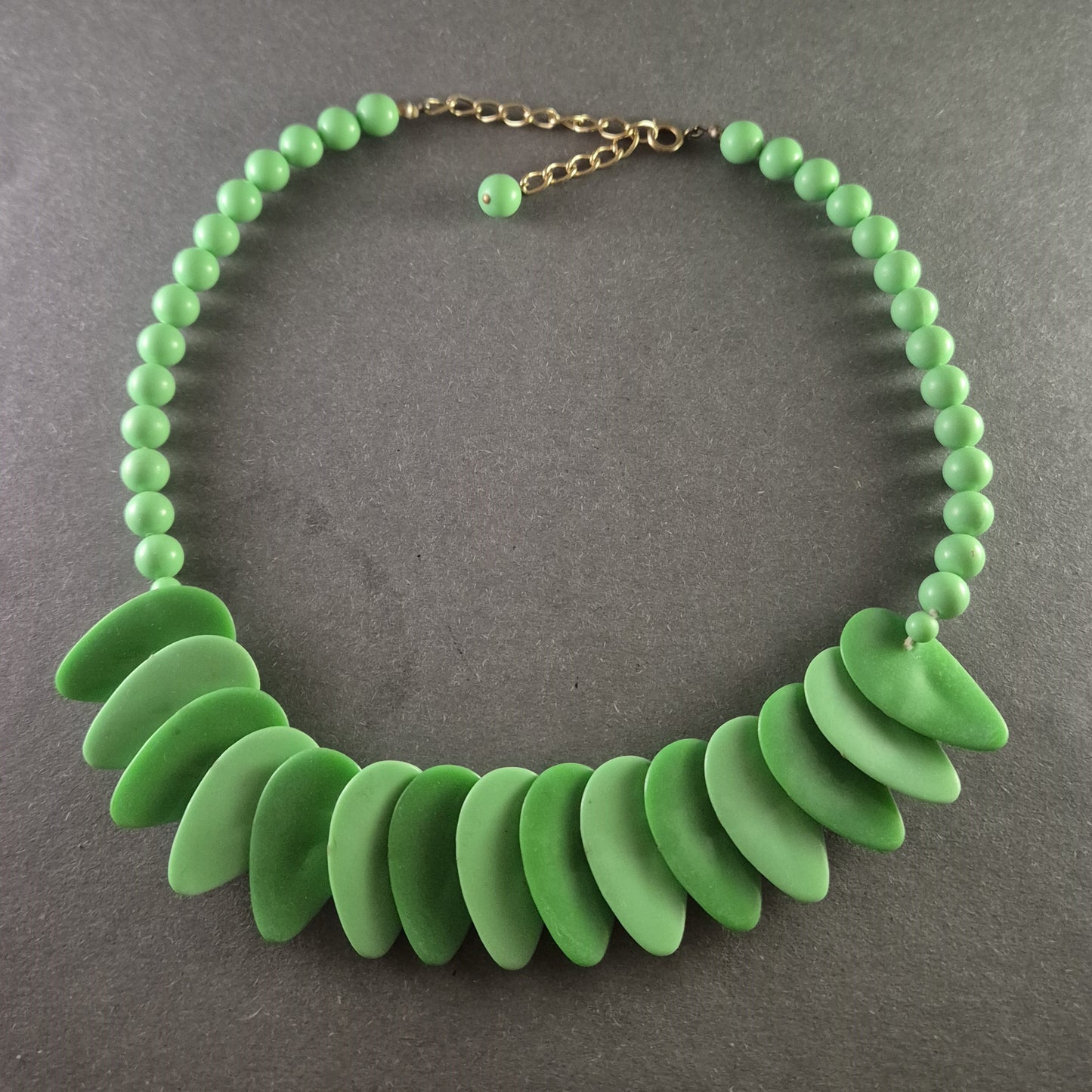 Grüne Statement-Kette mit einzigartigem Design – Auffälliger Chic