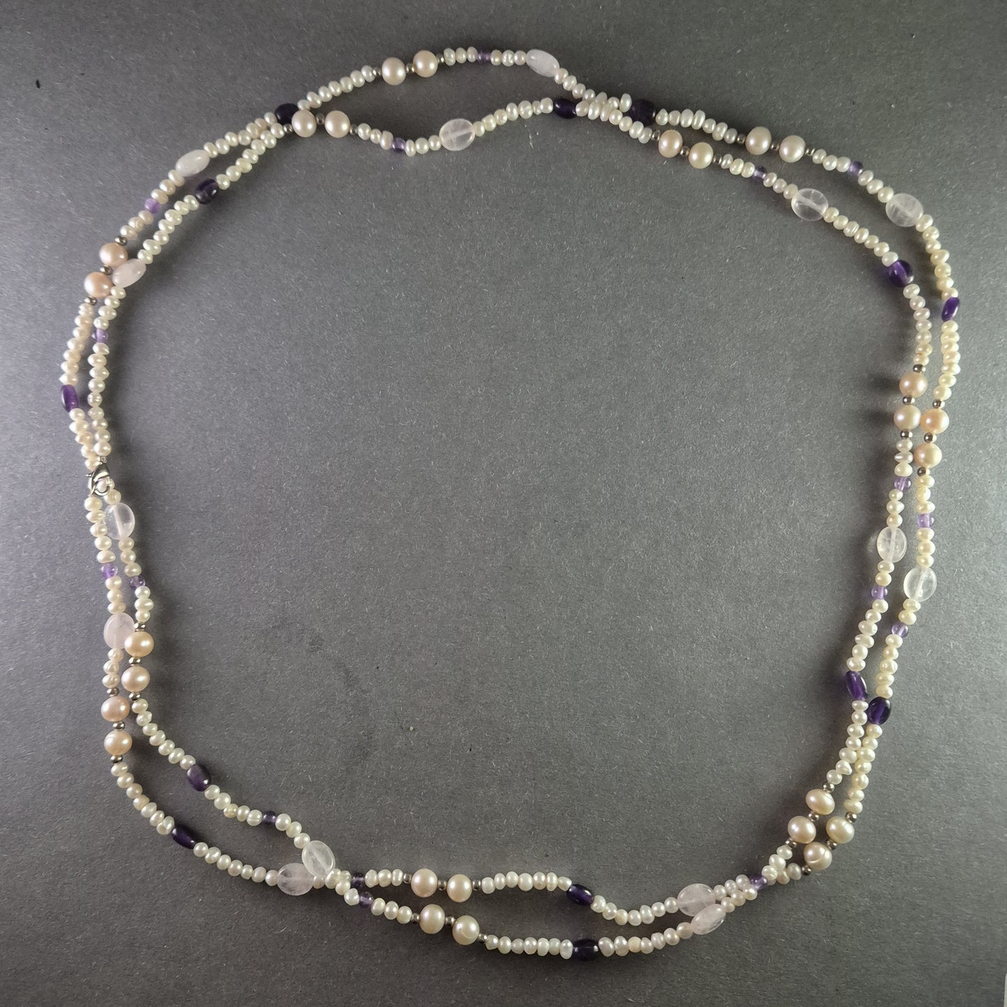 Mehrreihige Perlenkette mit Amethyst und Rosenquarz – Eleganz und Harmonie