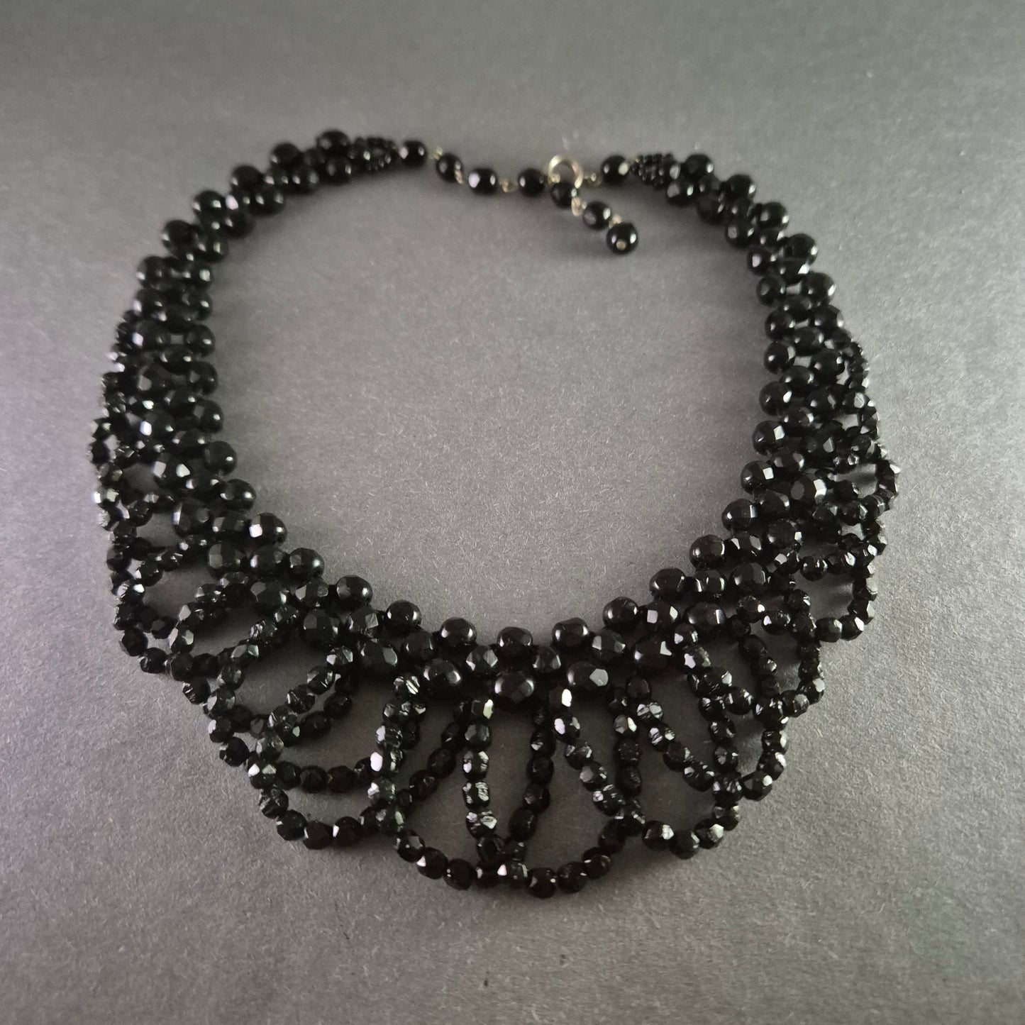 Elegantes Schwarzes Collier mit facettierten Perlen – Ausdrucksstarkes Design