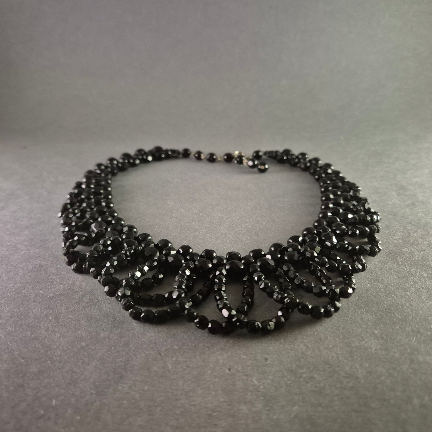 Elegantes Schwarzes Collier mit facettierten Perlen – Ausdrucksstarkes Design