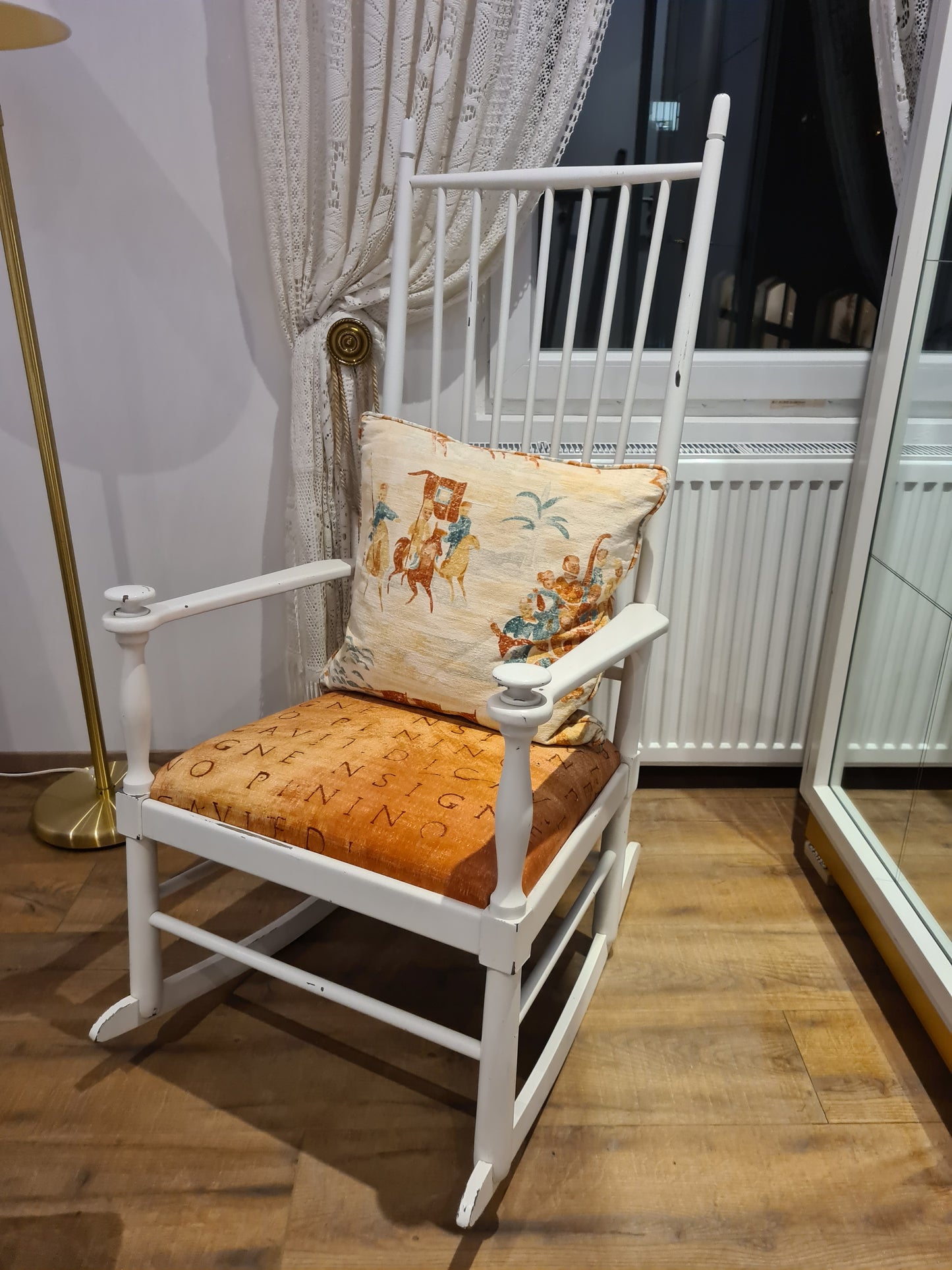 Skandinavischer Schaukelstuhl aus Holz Mid Century