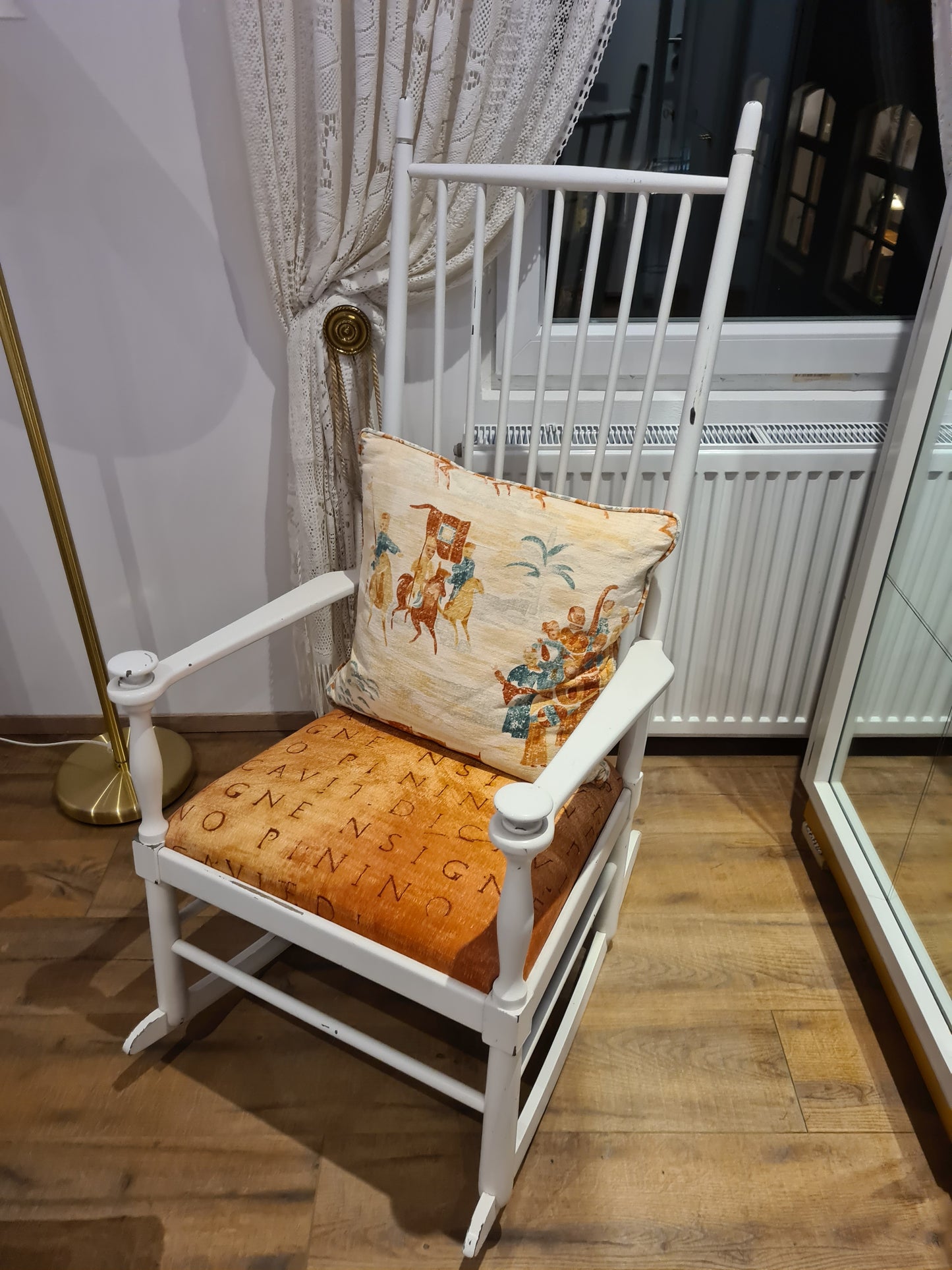 Skandinavischer Schaukelstuhl aus Holz Mid Century