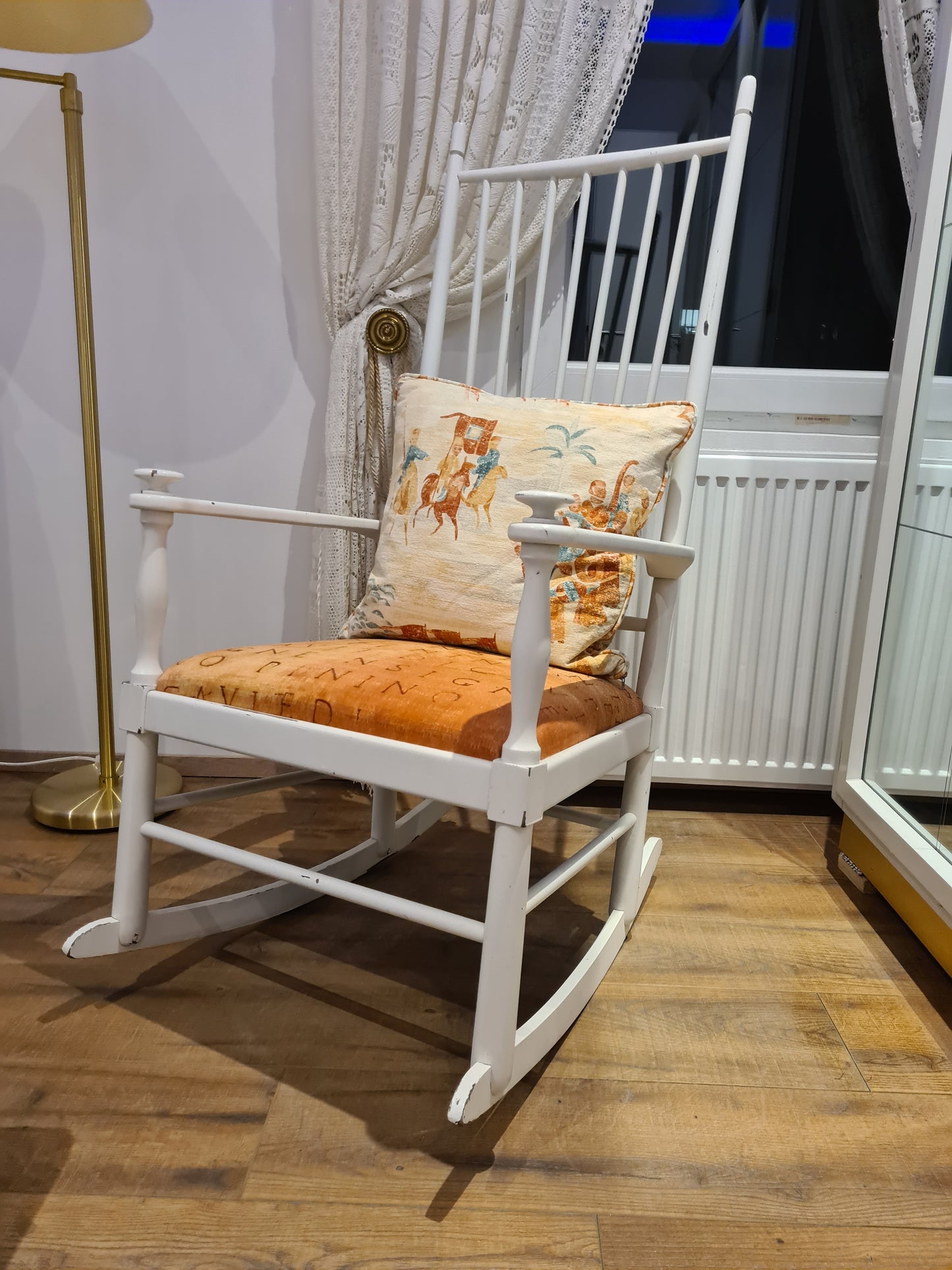 Skandinavischer Schaukelstuhl aus Holz Mid Century