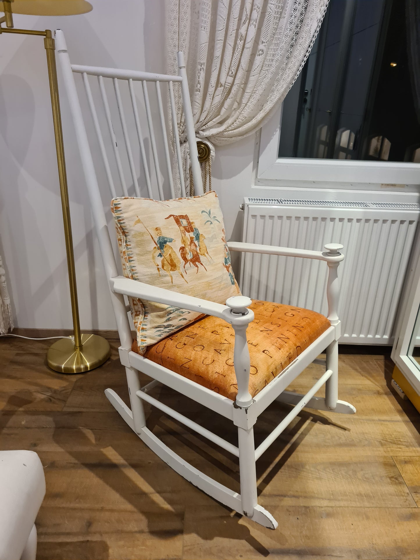 Skandinavischer Schaukelstuhl aus Holz Mid Century