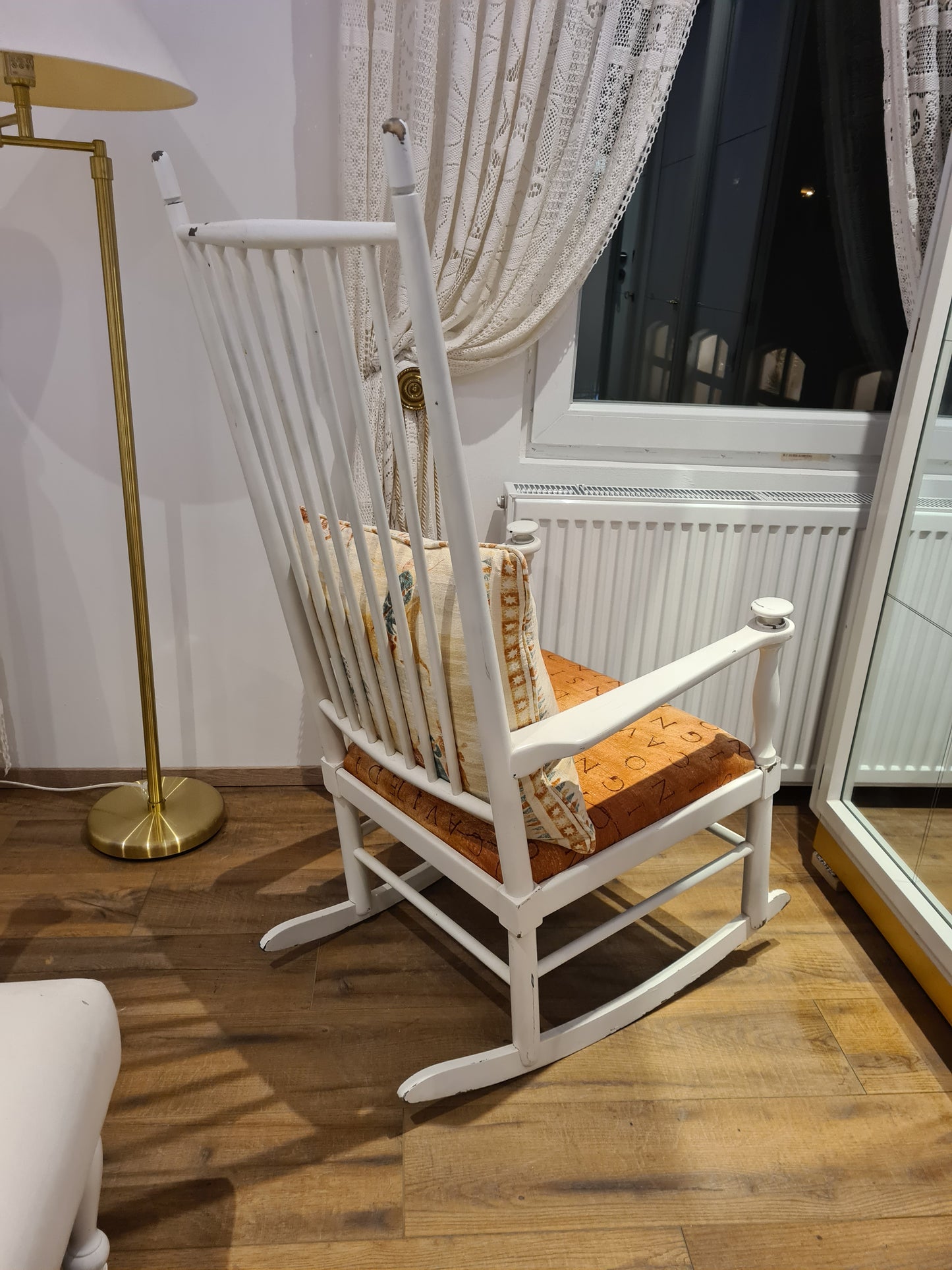 Skandinavischer Schaukelstuhl aus Holz Mid Century