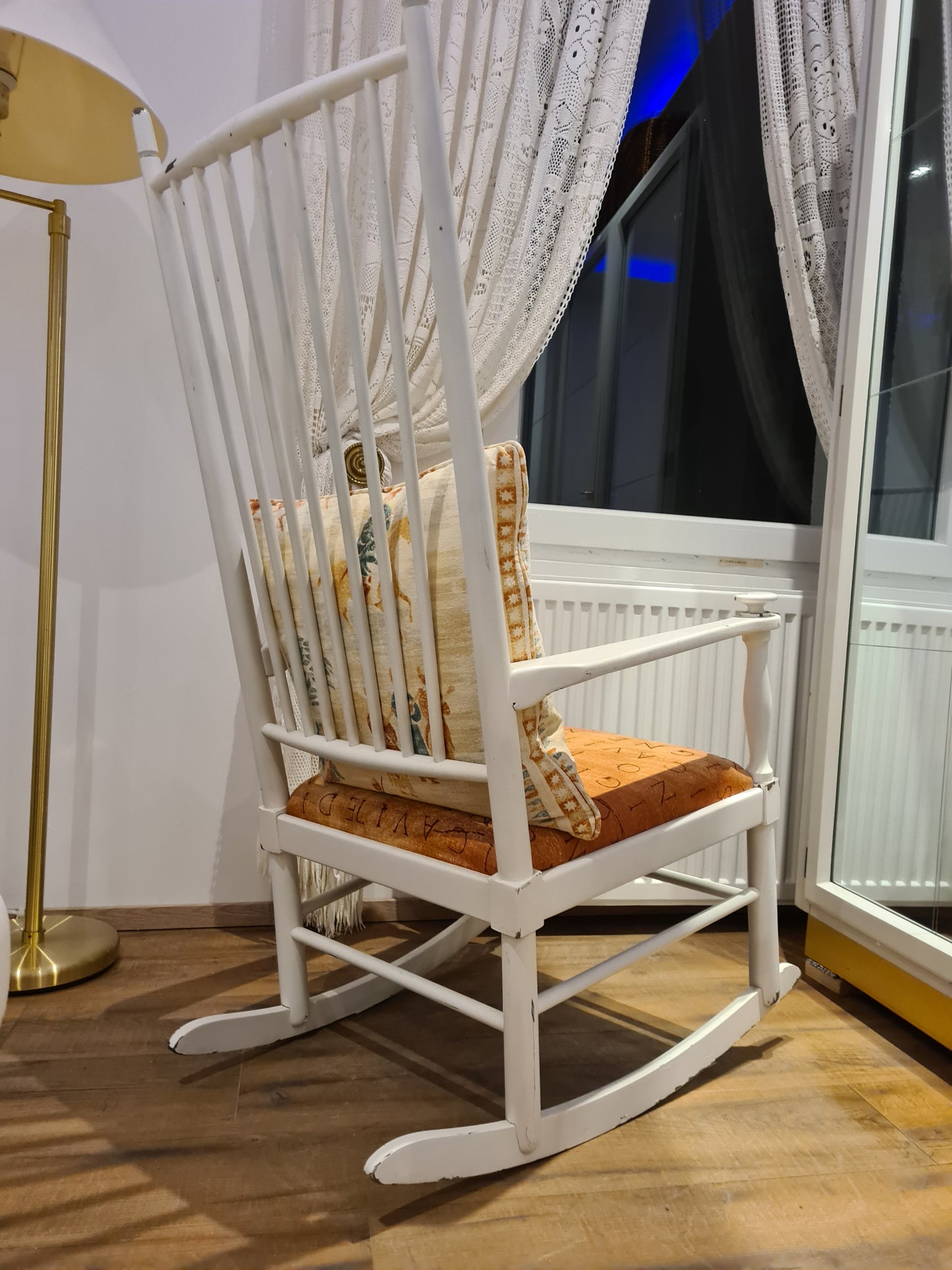 Skandinavischer Schaukelstuhl aus Holz Mid Century