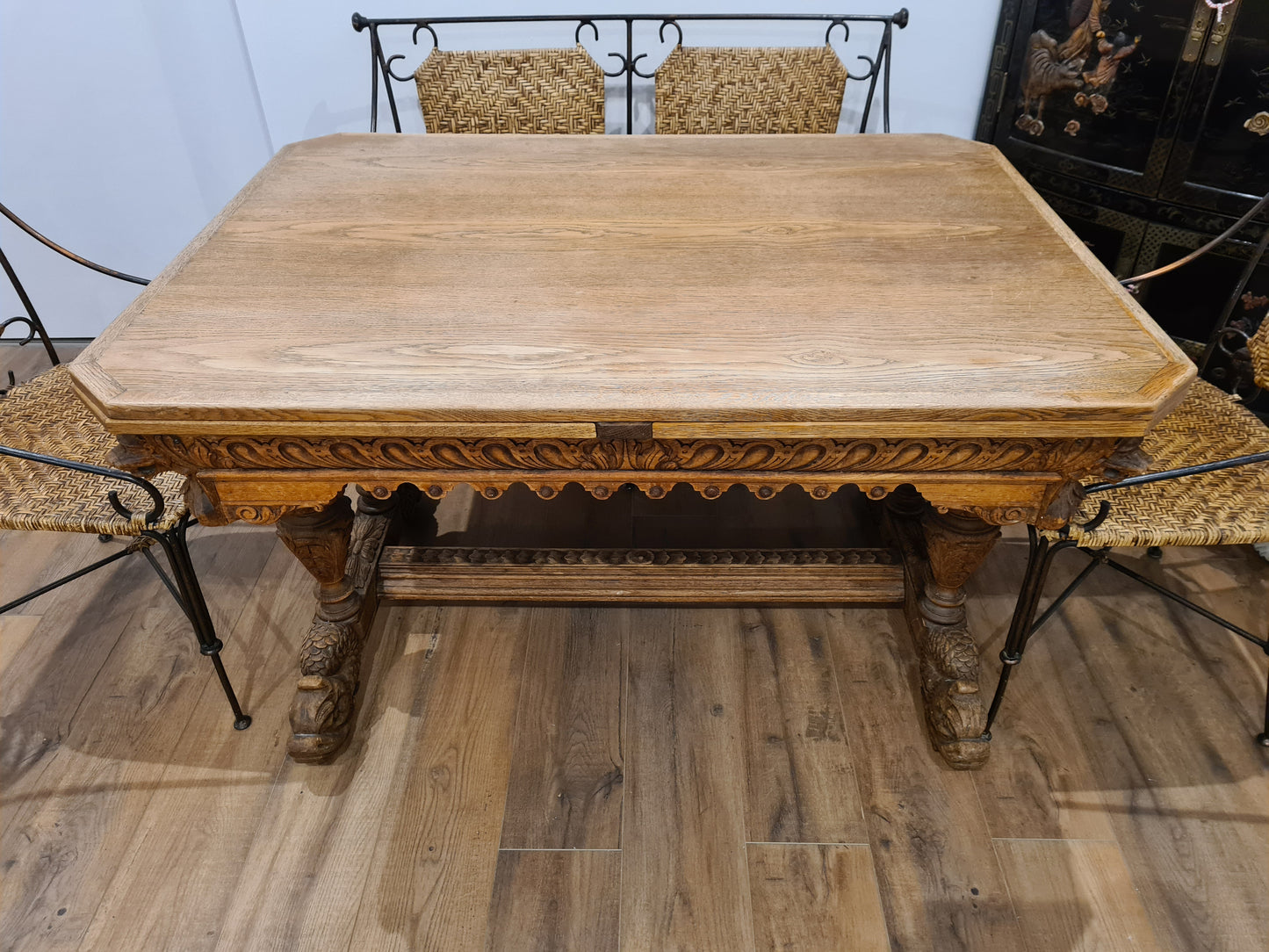 Antiker Esstisch Französische Renaissance aus edlem Nussbaumholz