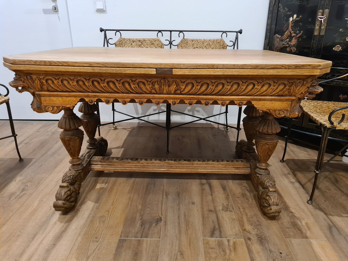 Antiker Esstisch Französische Renaissance aus edlem Nussbaumholz