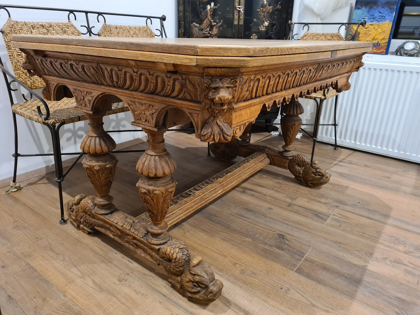 Antiker Esstisch Französische Renaissance aus edlem Nussbaumholz