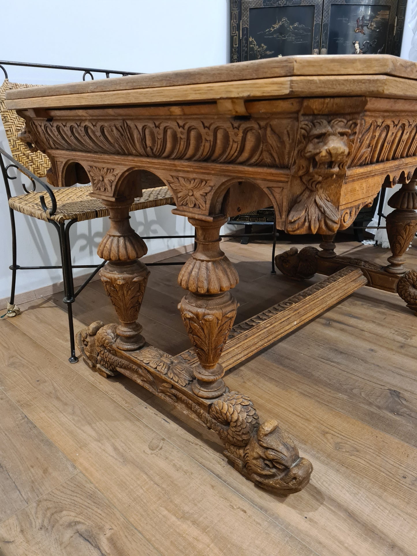 Antiker Esstisch Französische Renaissance aus edlem Nussbaumholz