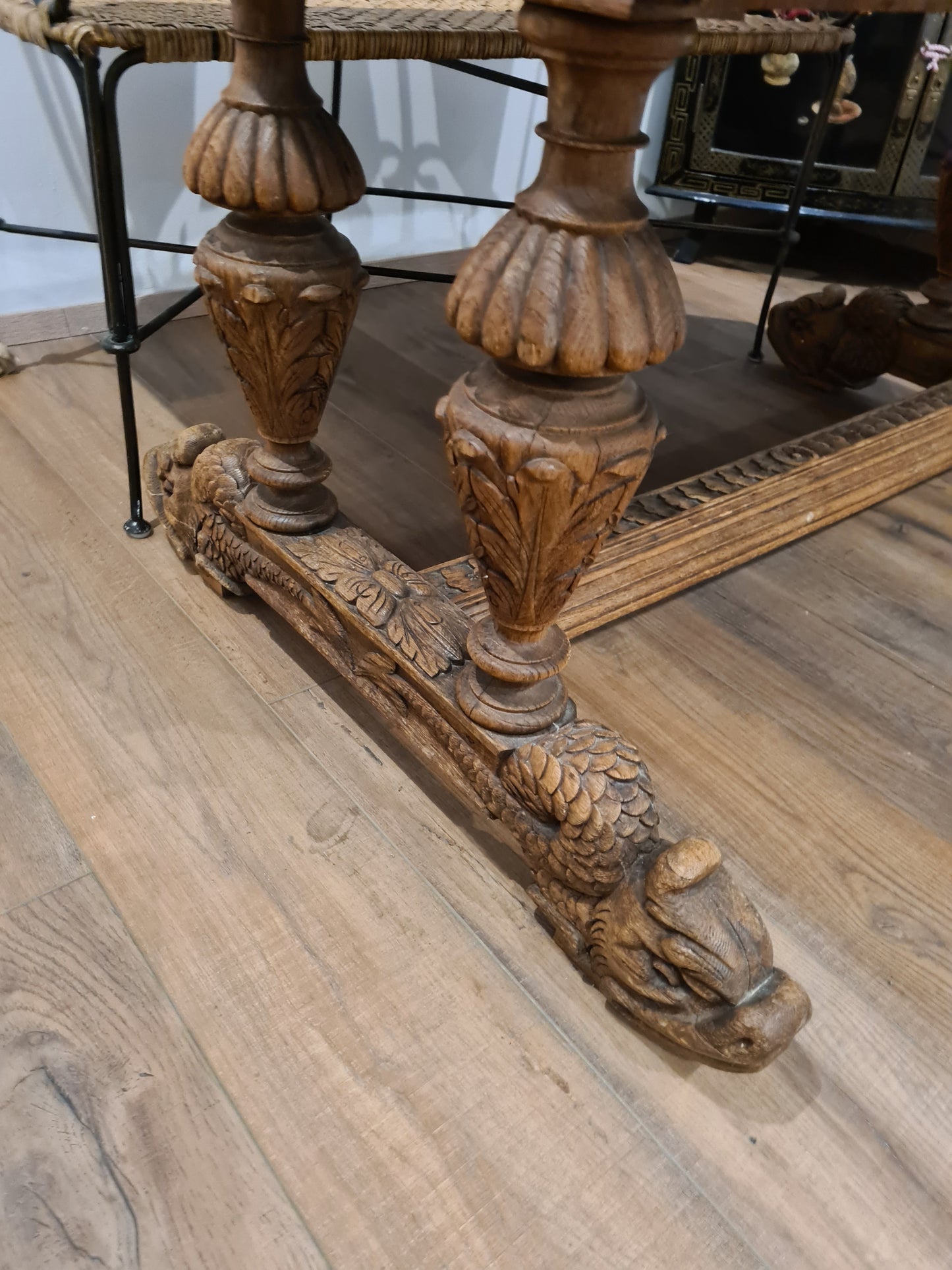 Antiker Esstisch Französische Renaissance aus edlem Nussbaumholz