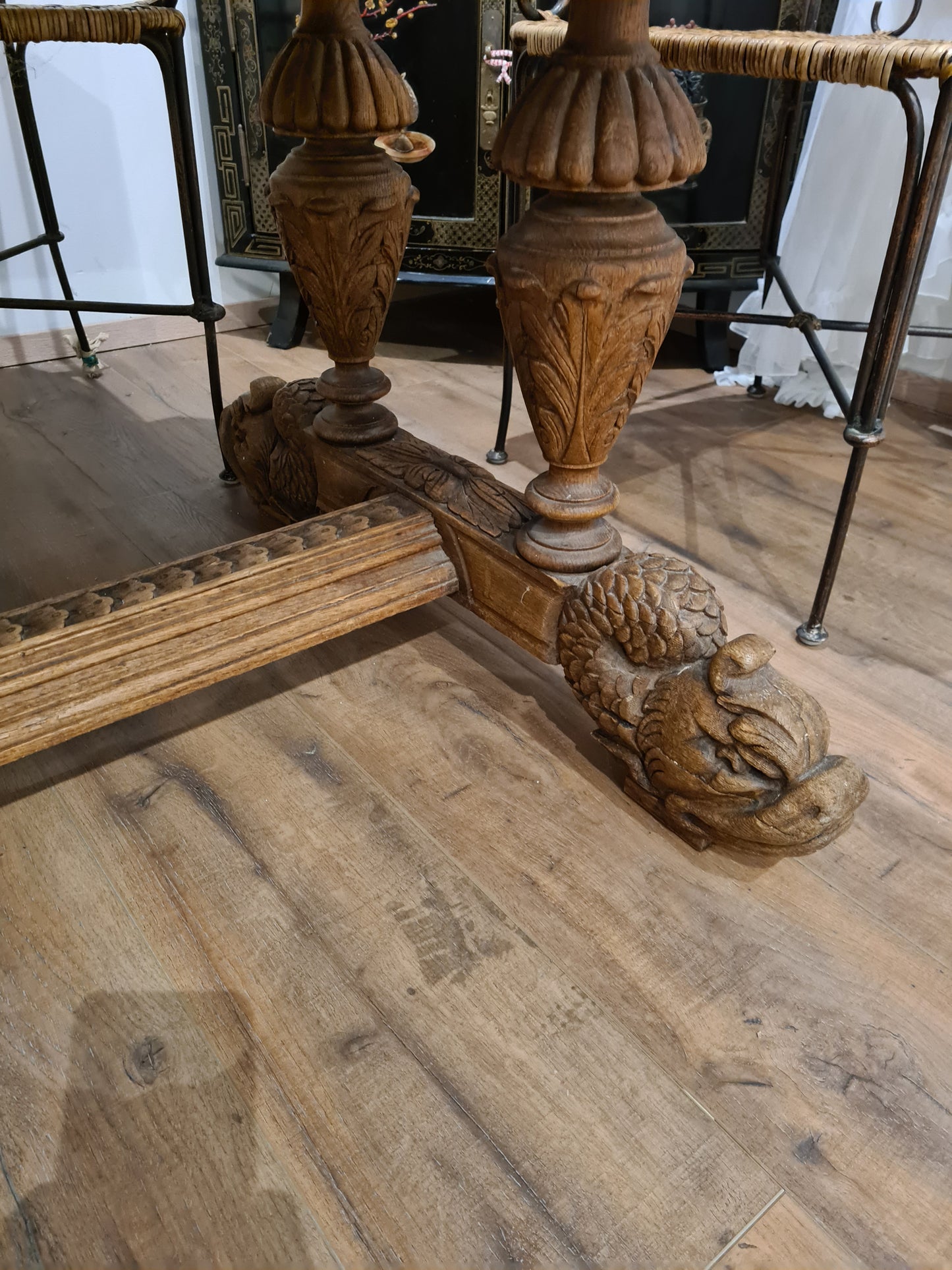 Antiker Esstisch Französische Renaissance aus edlem Nussbaumholz