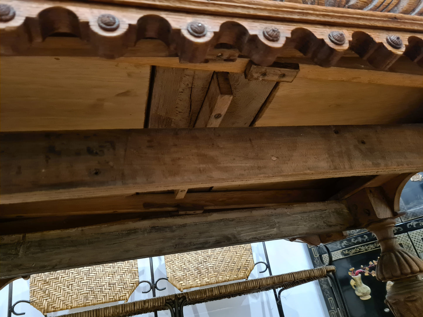 Antiker Esstisch Französische Renaissance aus edlem Nussbaumholz