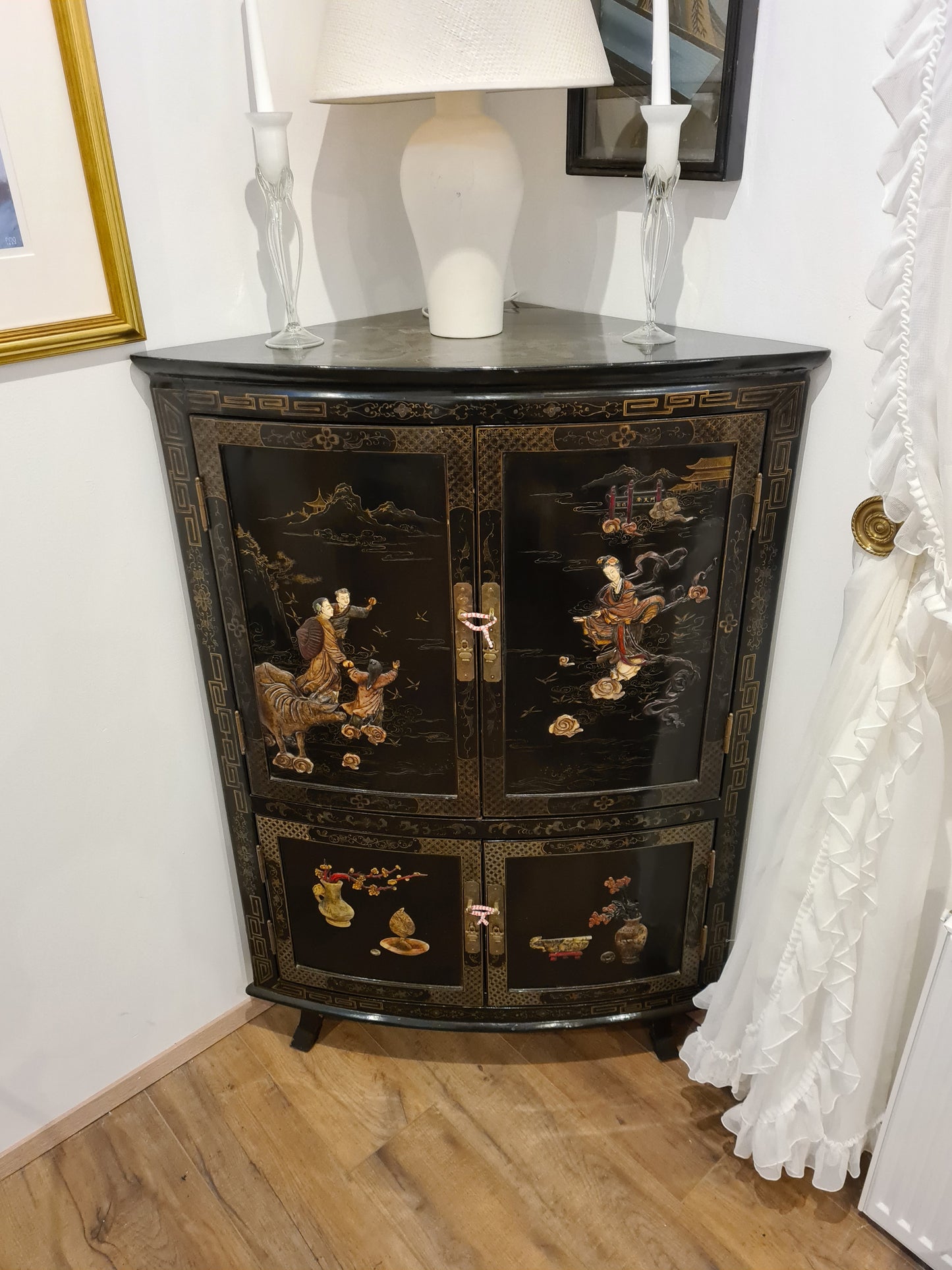 Antiker chinesischer Eckschrank – Holz Speckstein, handbemalt