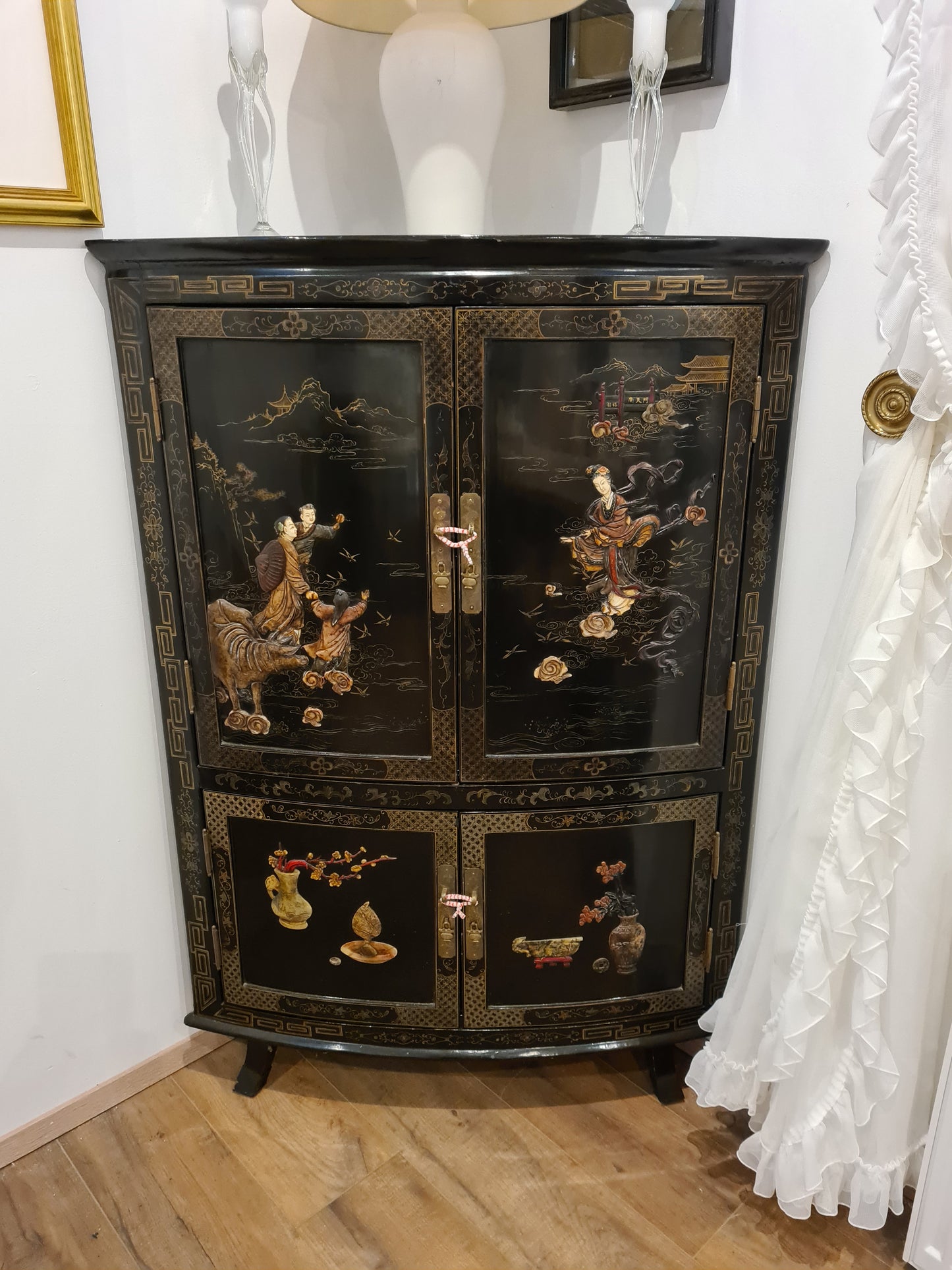 Antiker chinesischer Eckschrank – Holz Speckstein, handbemalt