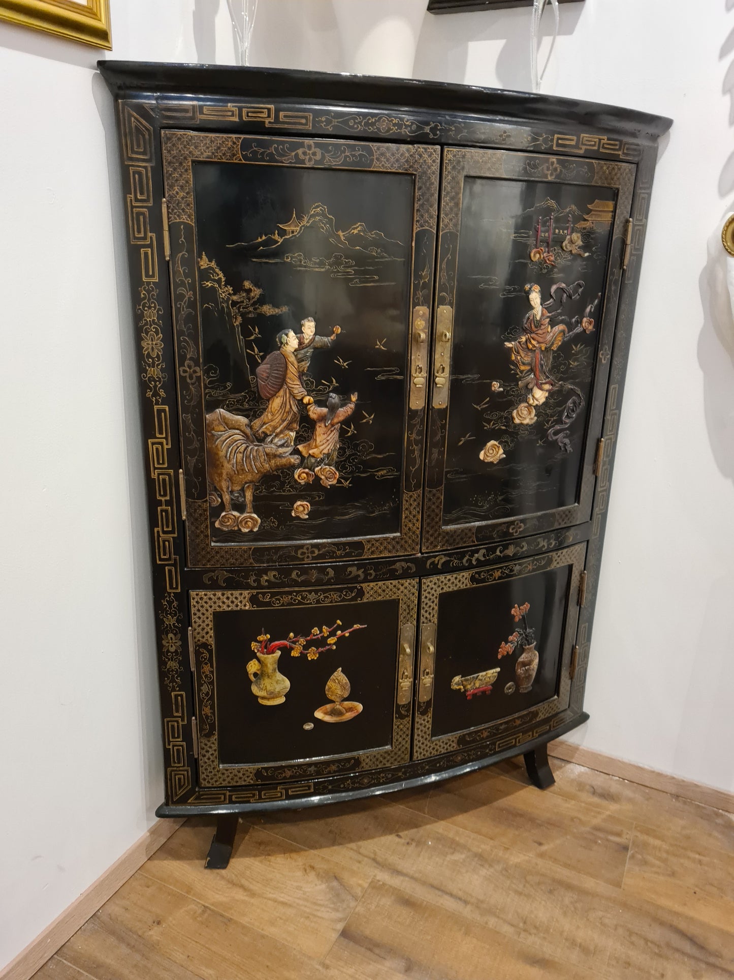 Antiker chinesischer Eckschrank – Holz Speckstein, handbemalt