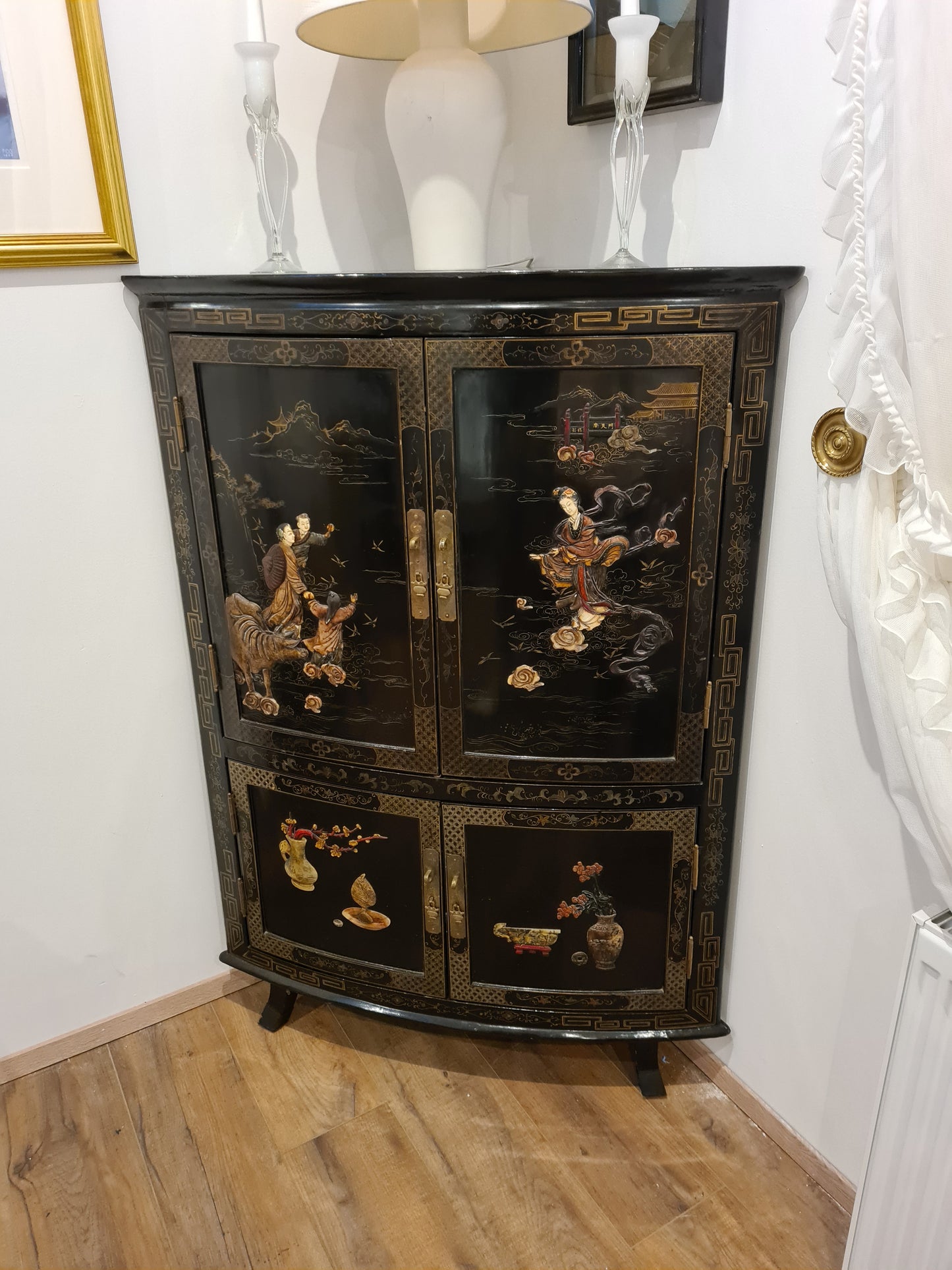 Antiker chinesischer Eckschrank – Holz Speckstein, handbemalt