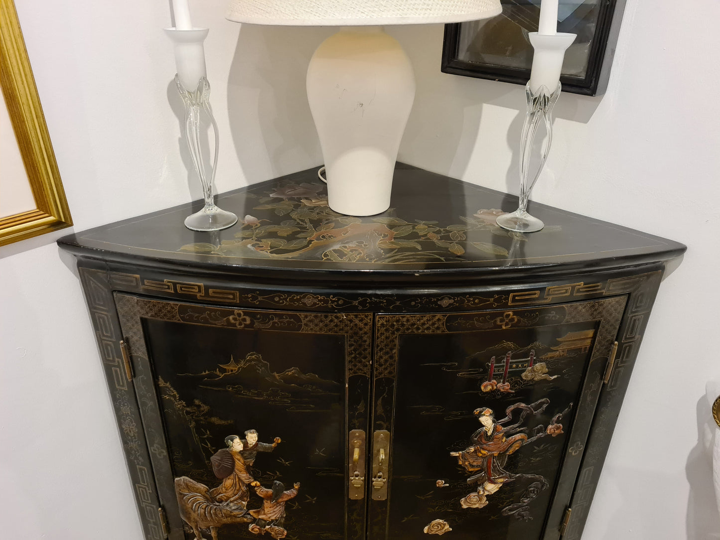 Antiker chinesischer Eckschrank – Holz Speckstein, handbemalt