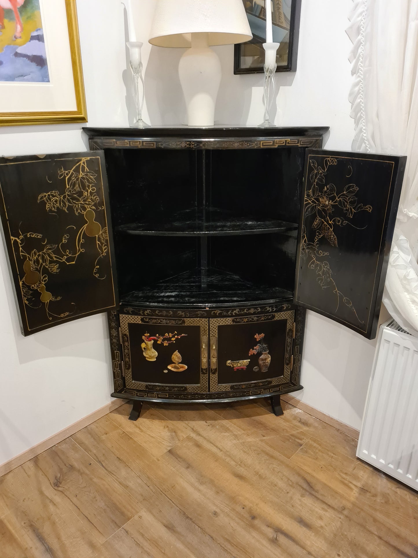 Antiker chinesischer Eckschrank – Holz Speckstein, handbemalt