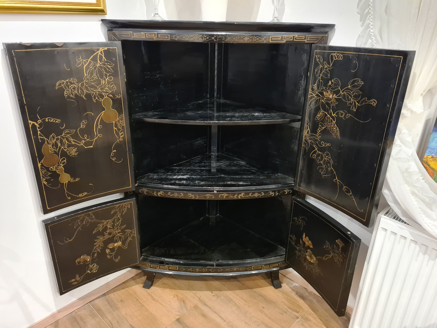 Antiker chinesischer Eckschrank – Holz Speckstein, handbemalt