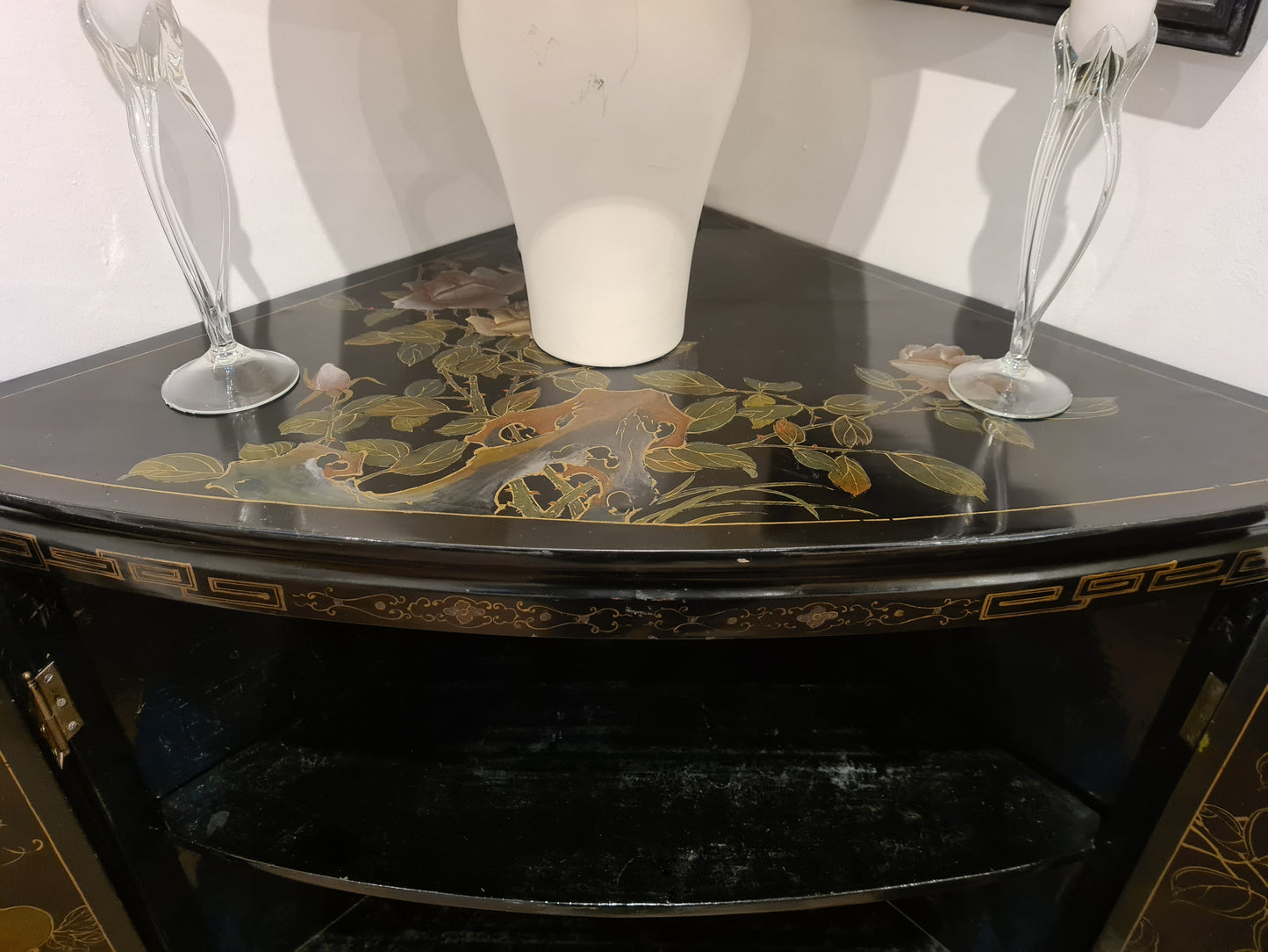 Antiker chinesischer Eckschrank – Holz Speckstein, handbemalt