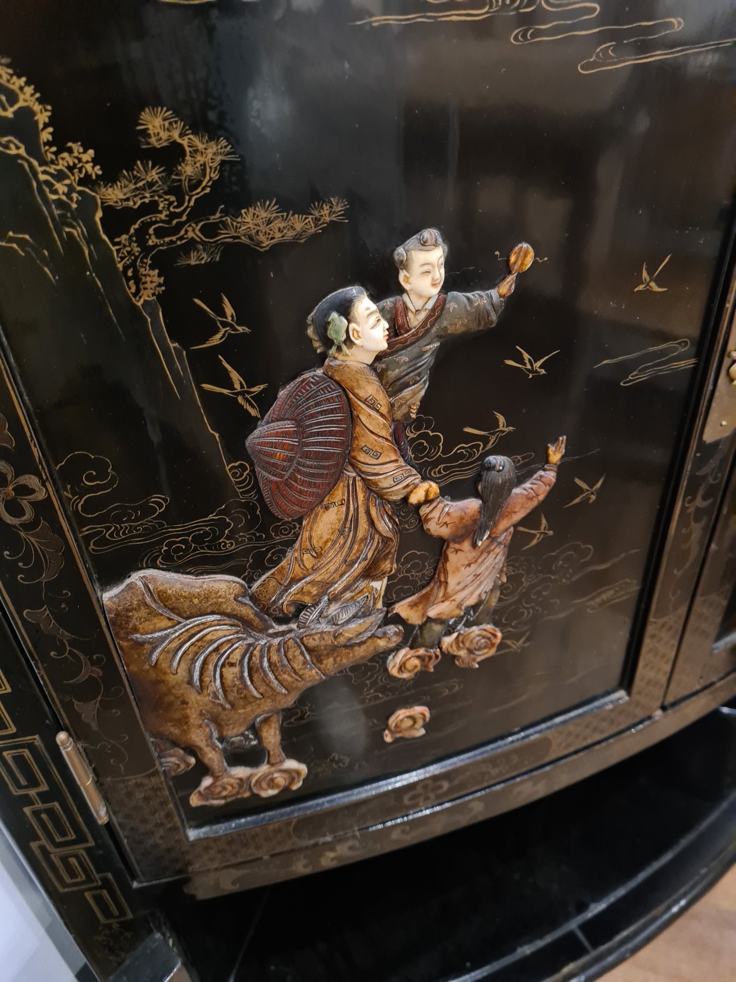 Antiker chinesischer Eckschrank – Holz Speckstein, handbemalt