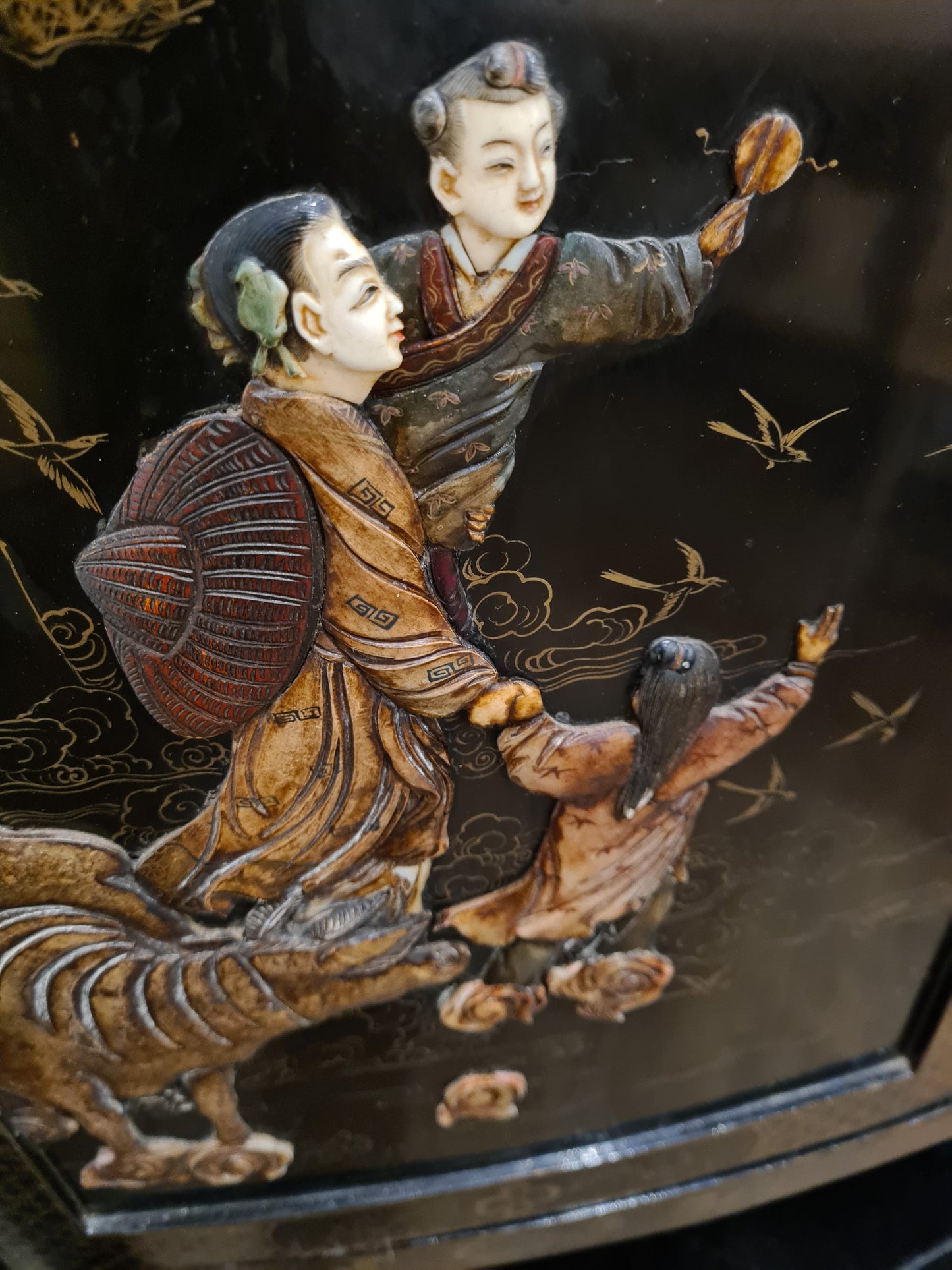 Antiker chinesischer Eckschrank – Holz Speckstein, handbemalt