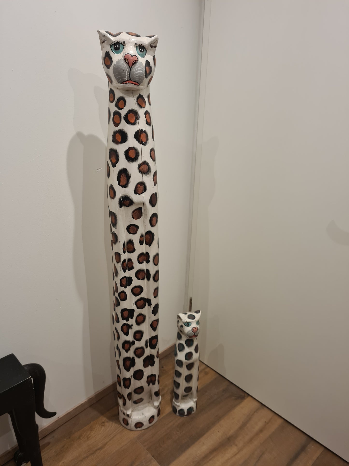 Set aus 2 handgeschnitzten und handbemalten Jaguar-Figuren aus Holz