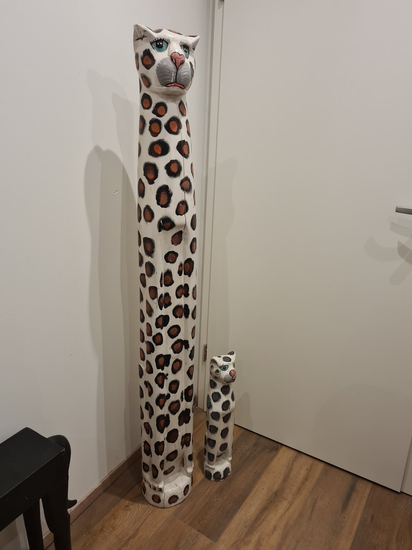 Set aus 2 handgeschnitzten und handbemalten Jaguar-Figuren aus Holz