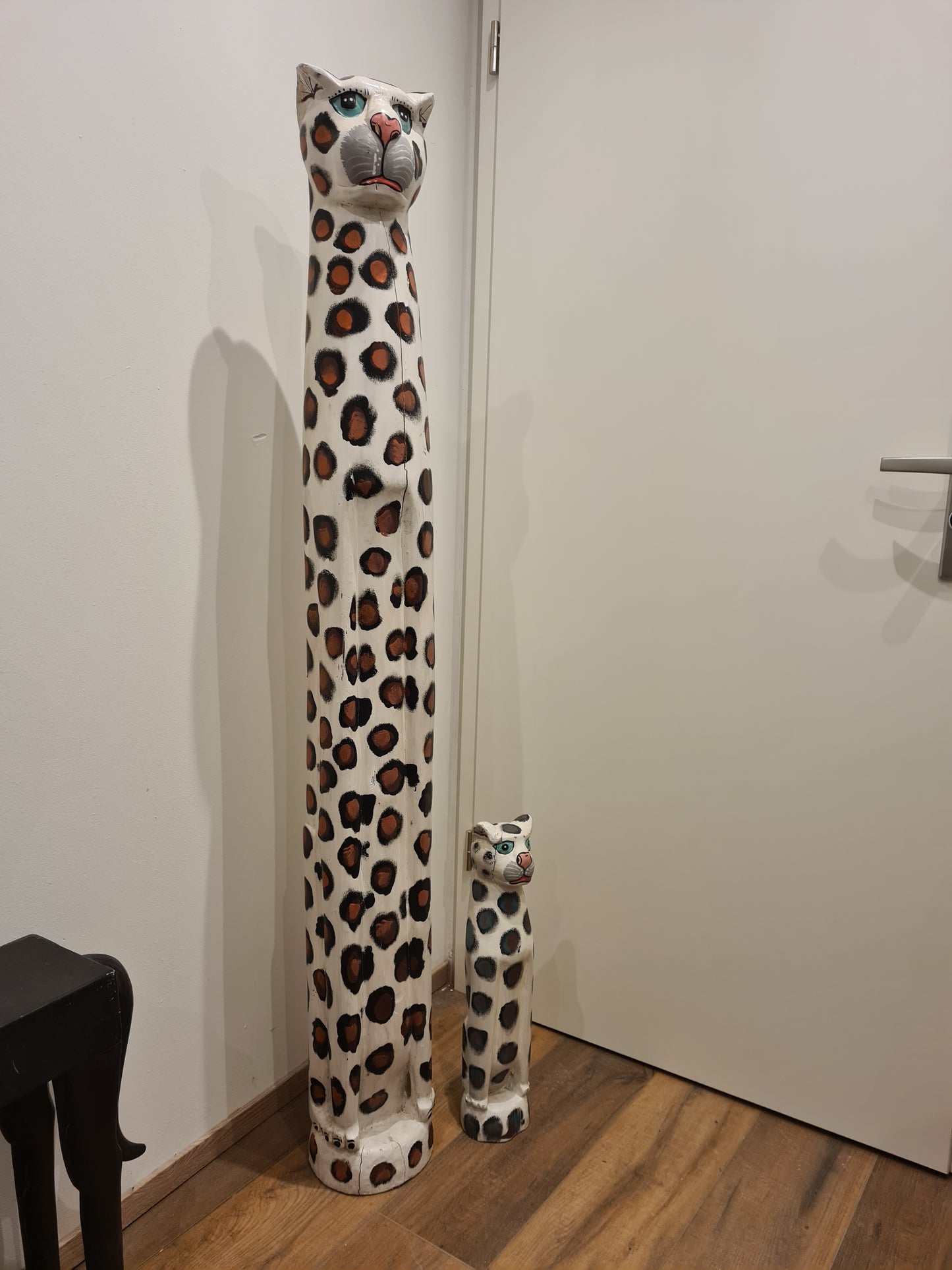 Set aus 2 handgeschnitzten und handbemalten Jaguar-Figuren aus Holz